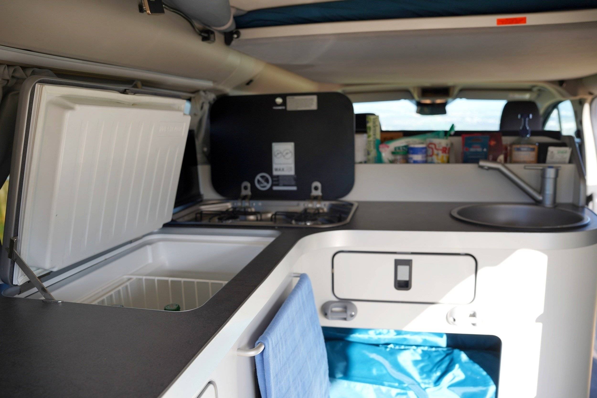 Kochnische Ford Transit Custom Nugget Plus L2H1 2.0 EcoBlue 150BVA - Yescapa