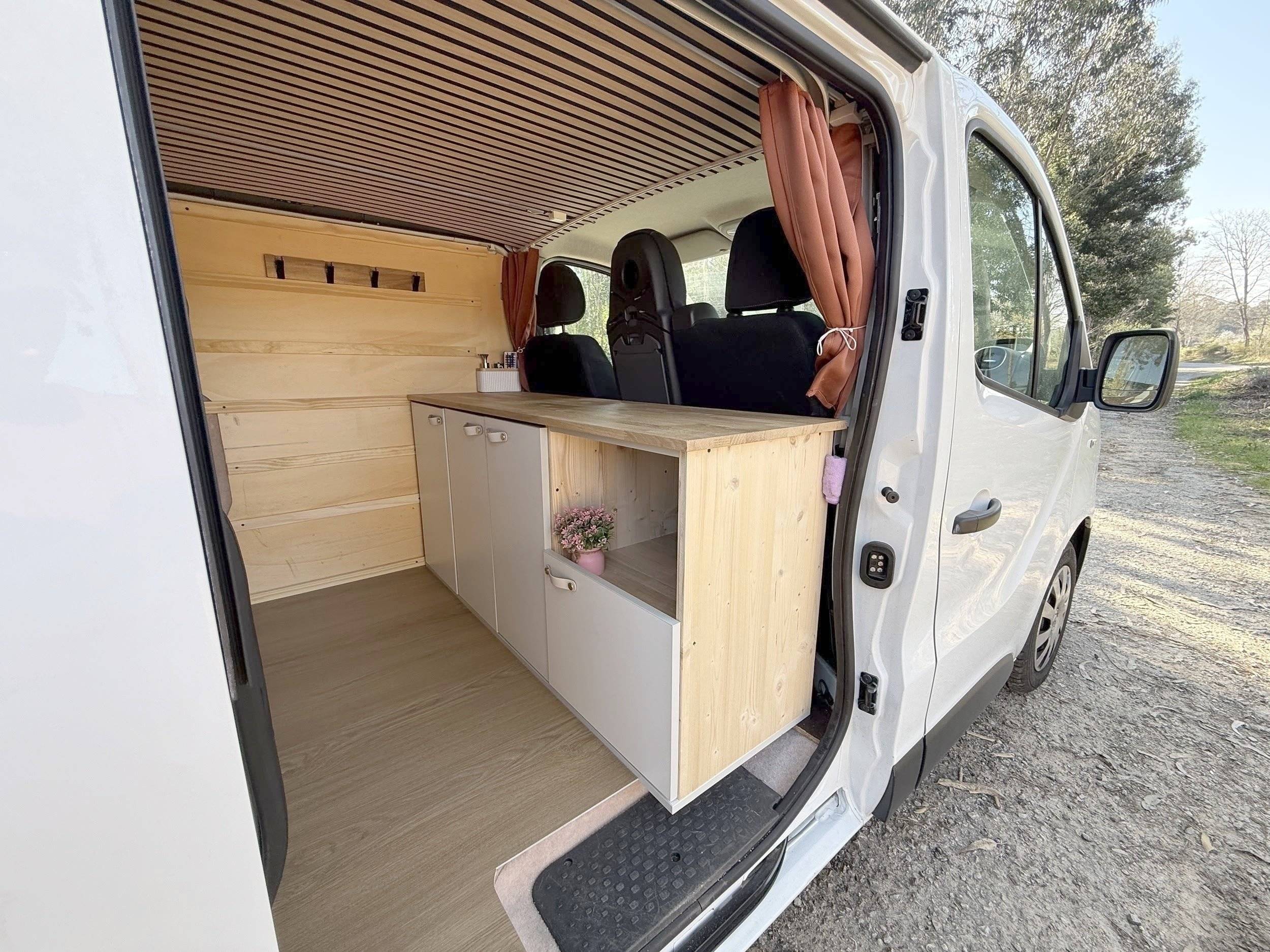 Front view from 3/4 Renault Trafic 1,6 l 120 ch - Yescapa