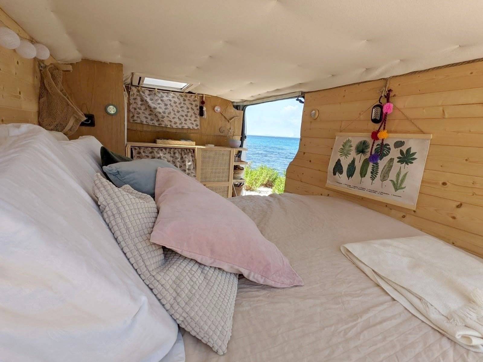 Vue avant de 3/4 Renault Renault Trafic II - Yescapa