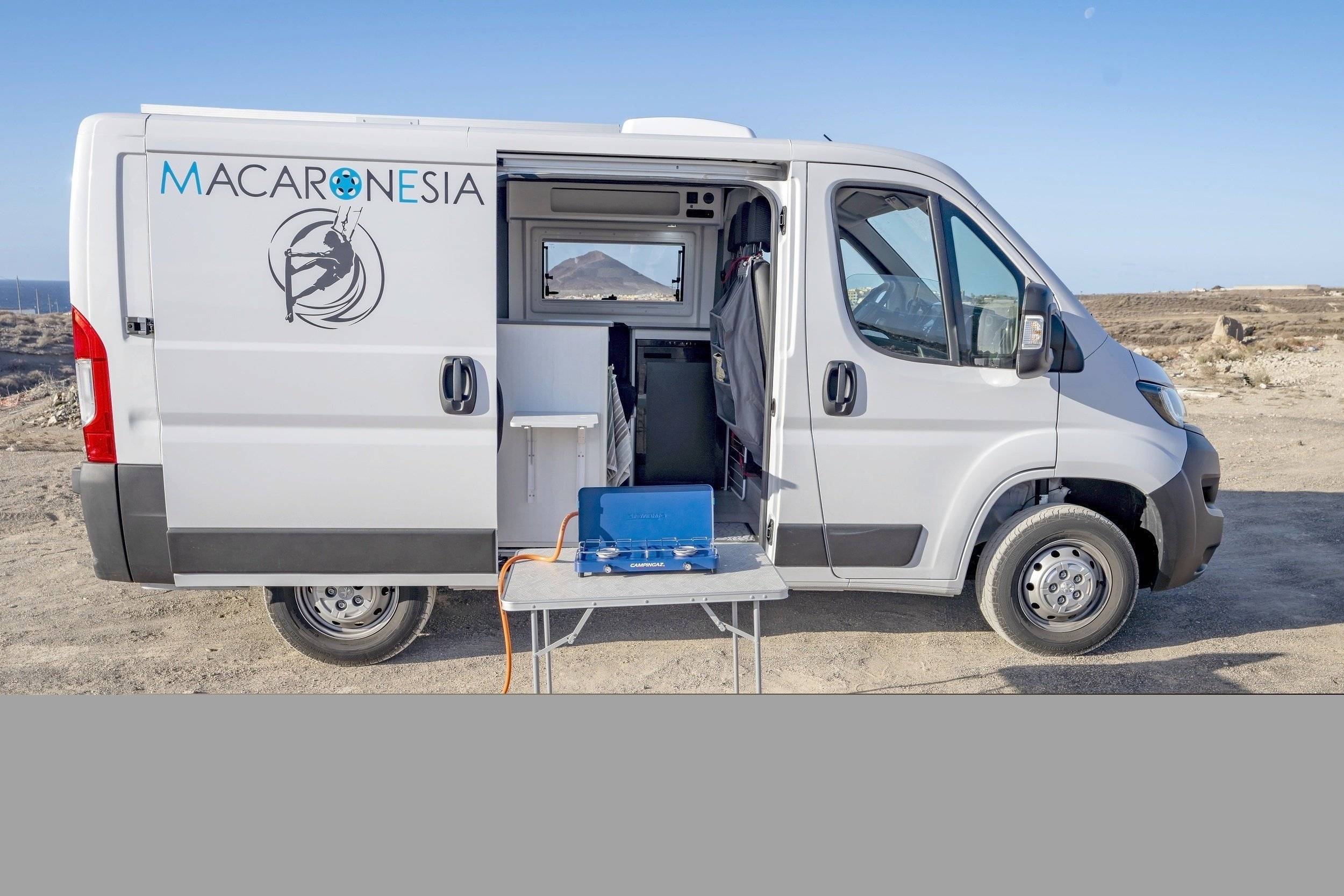 Vista frontale a ¾ Peugeot  Boxer L1H1 - Yescapa