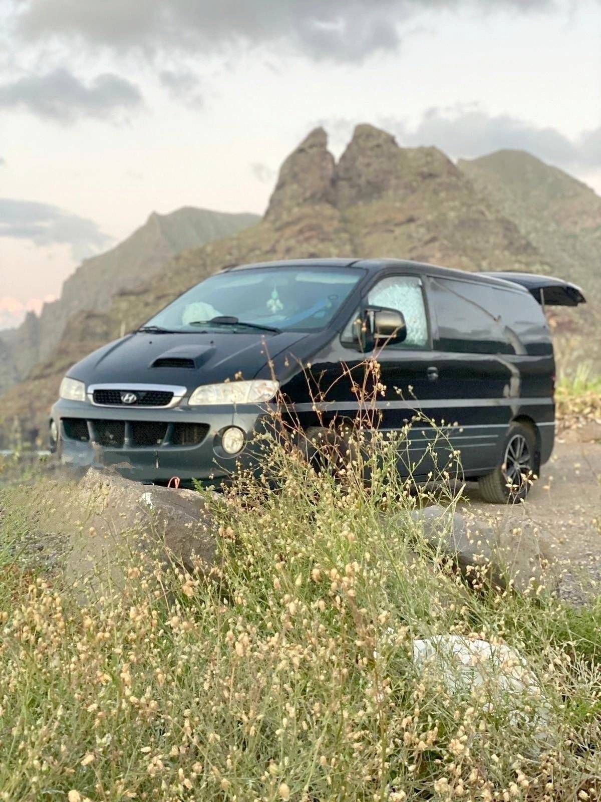 Vue avant de 3/4 Hyundai H-1 - Yescapa