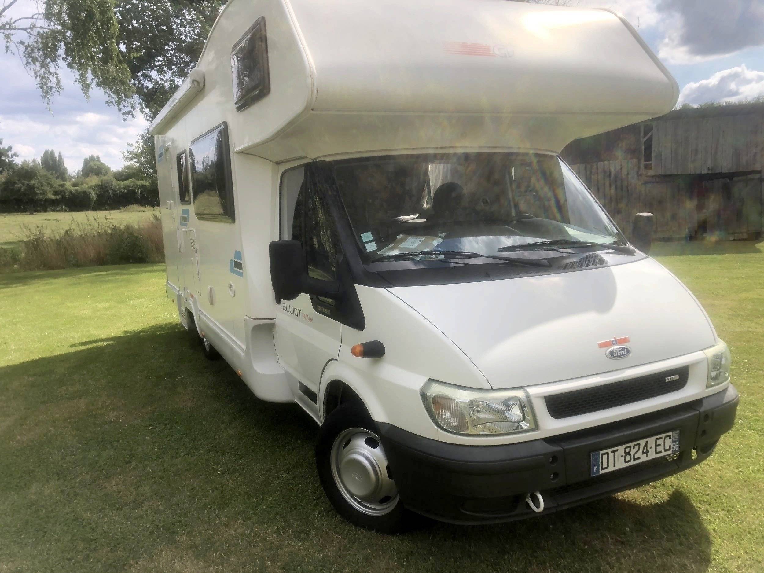 Vue avant de 3/4 Ford Transit 2,4 l TDCi 140 ch. - Yescapa