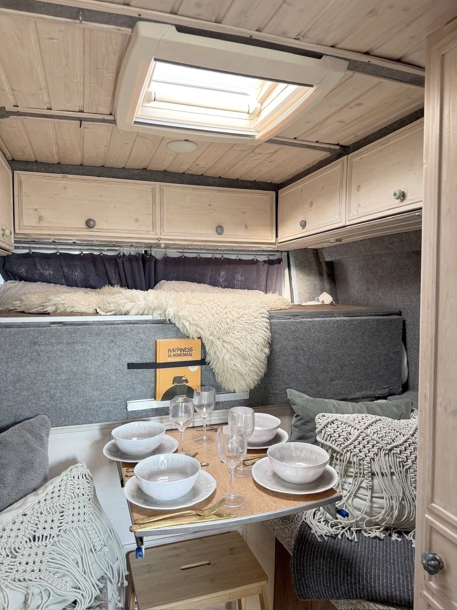 Front view from 3/4 Renault Master - Yescapa