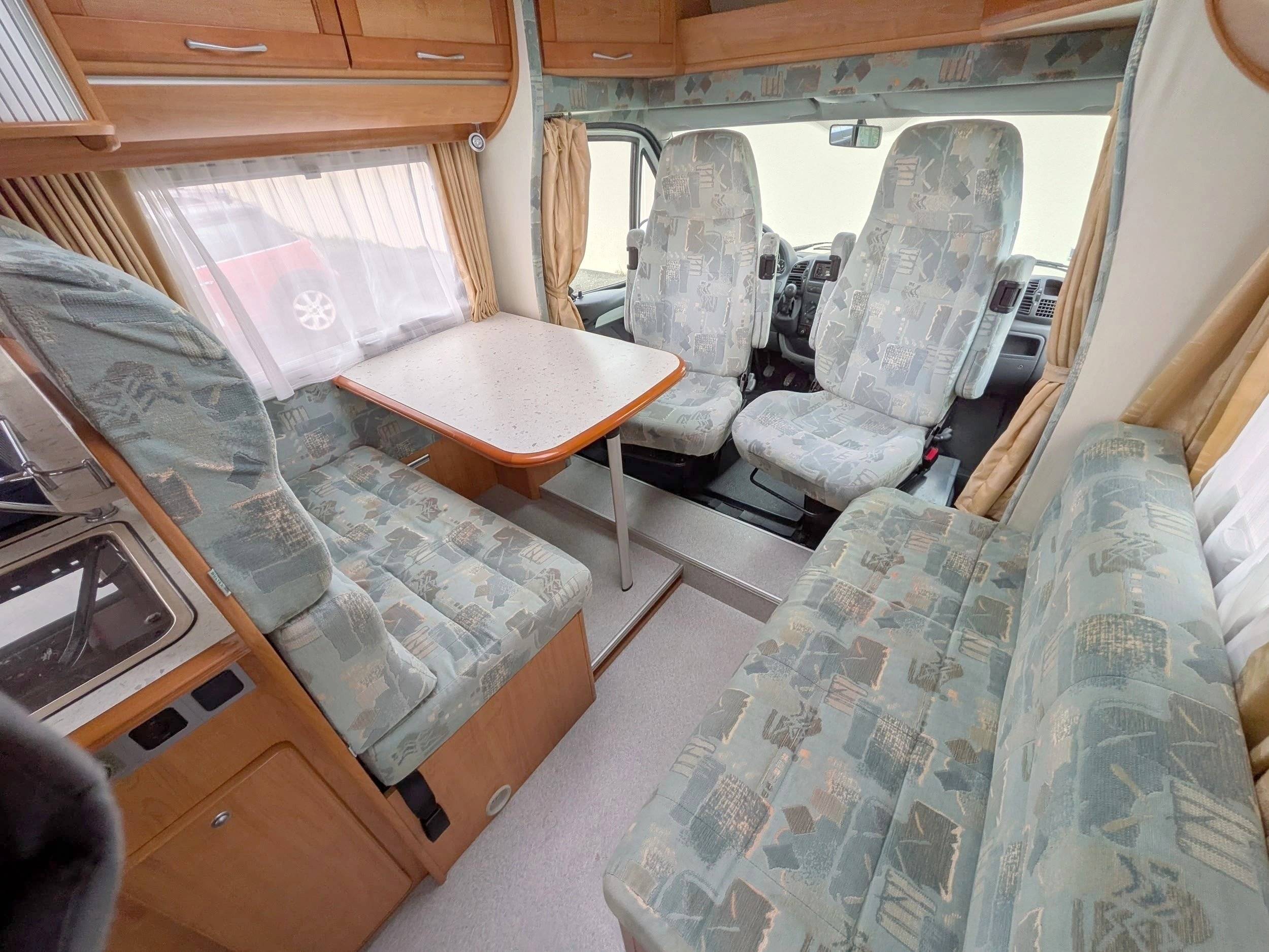 Dining Area Citroën Jumper 2,8 HDI 127 cv - Yescapa