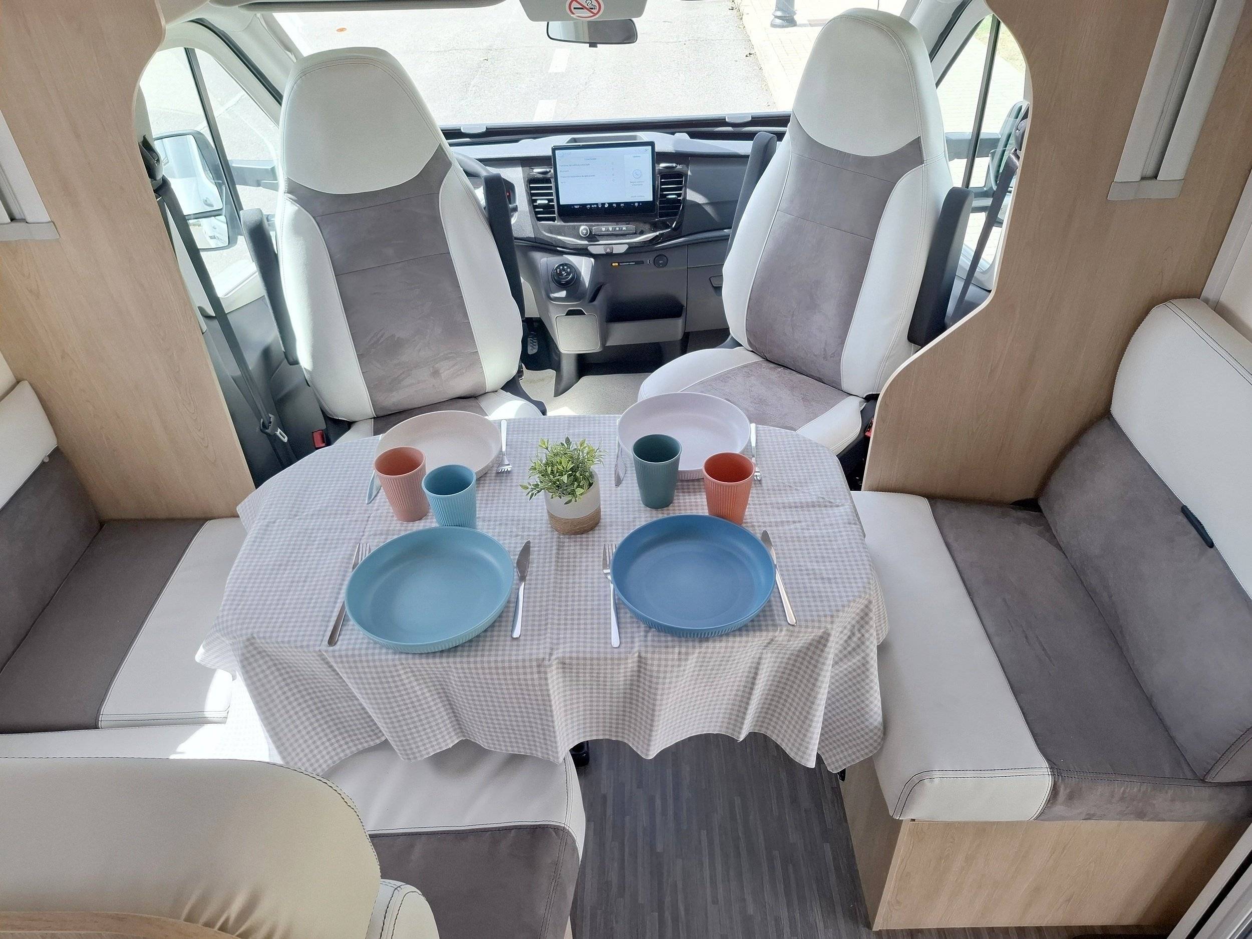 Dining Area Ford 165 BHP Auto - Yescapa