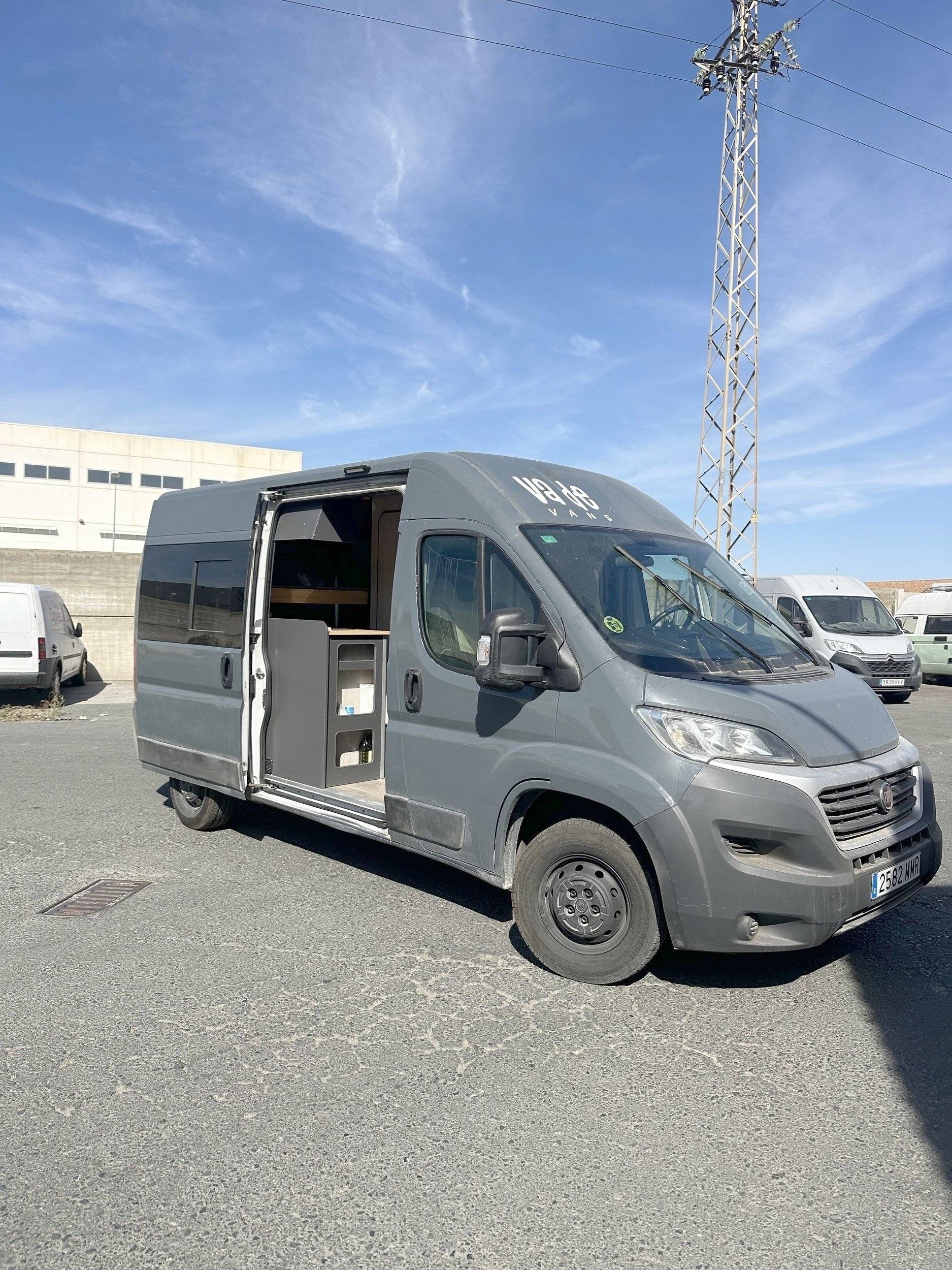 Vue avant de 3/4 Fiat 2,3 l 130 ch - Yescapa