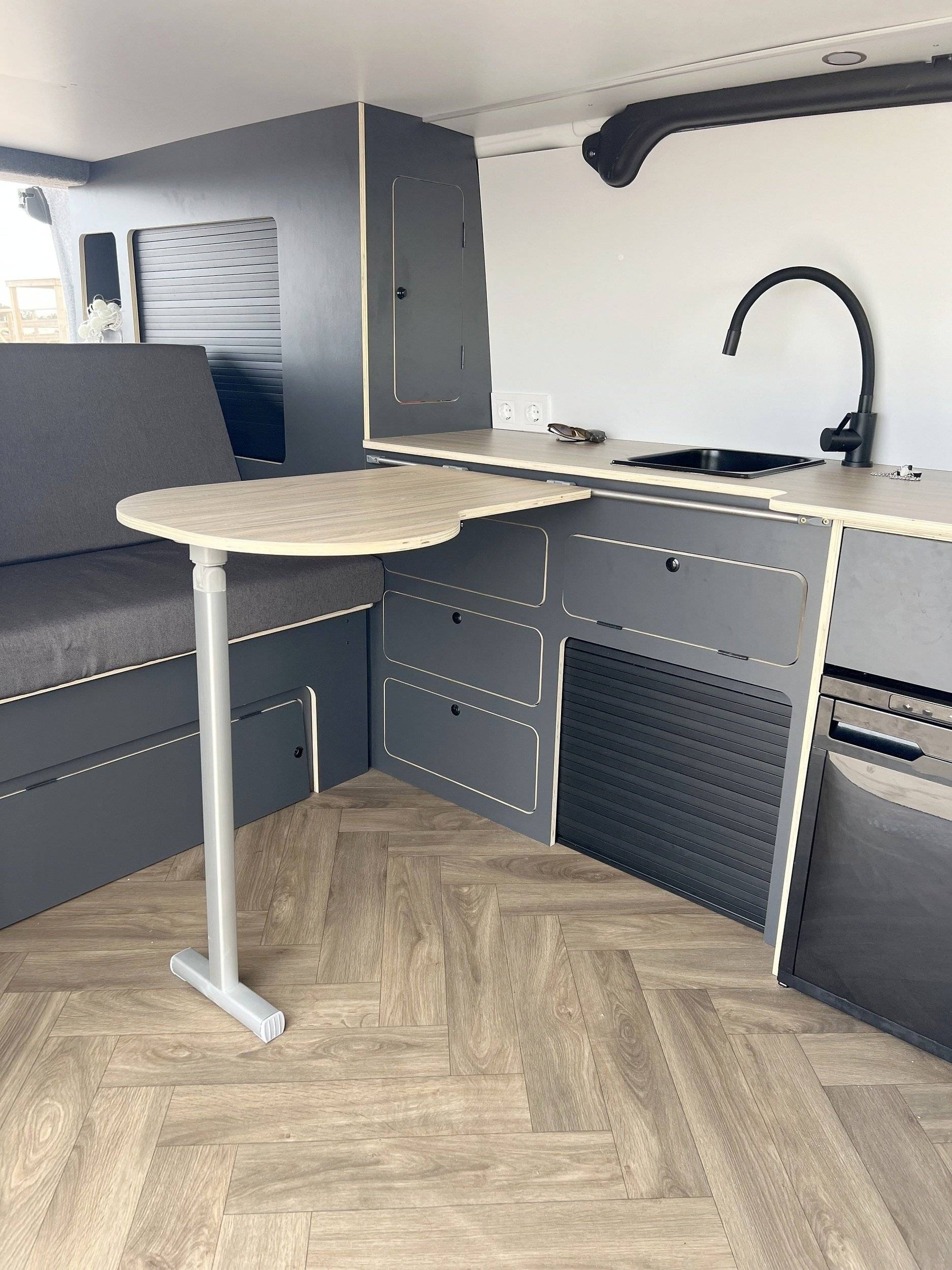 Vista de 3/4 Ford Custom L2H1 version Trend 2,2 l 125 ch - Yescapa