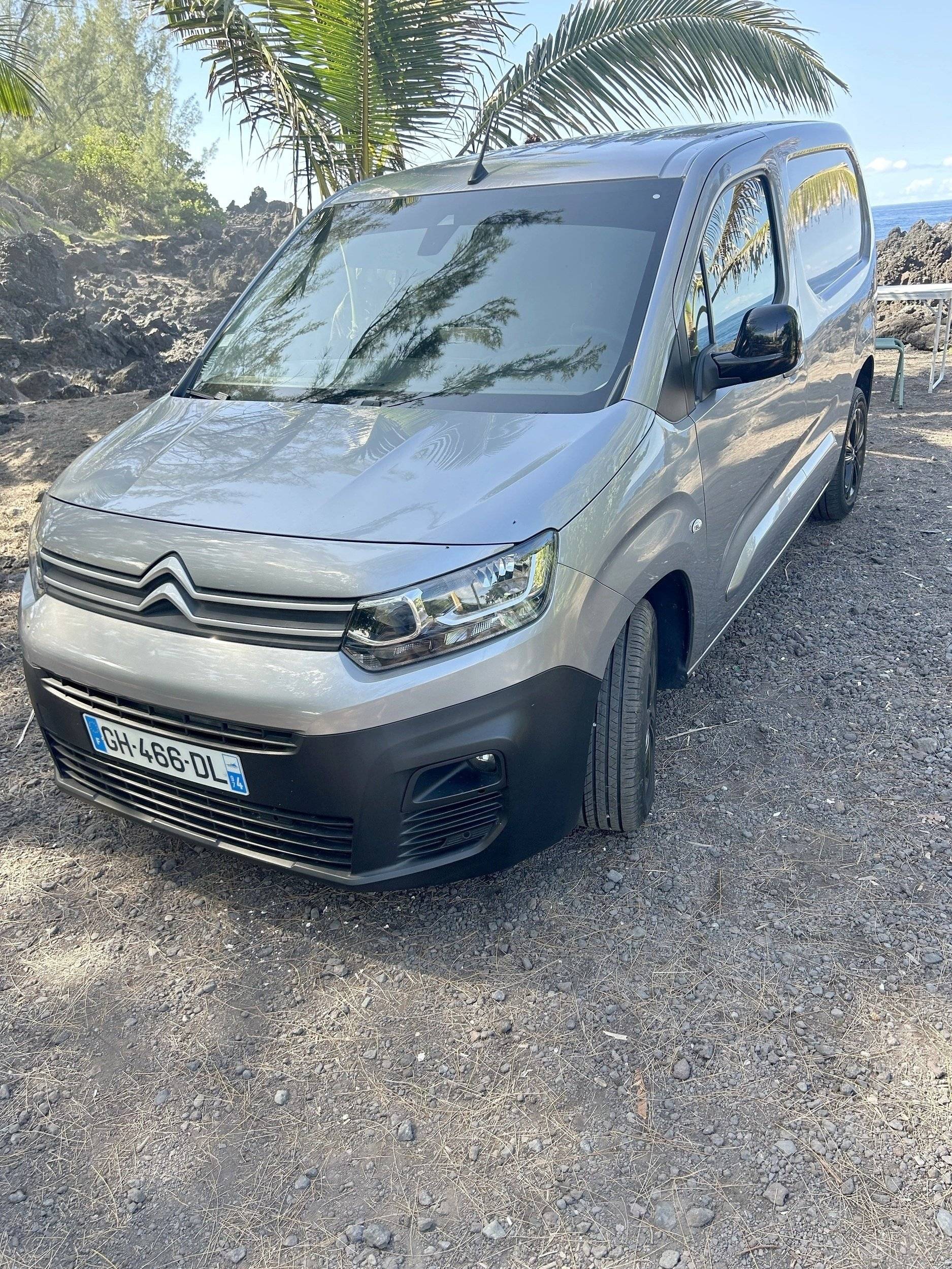 Vista del vehicle angle davanter Citroën Berlingo - Yescapa