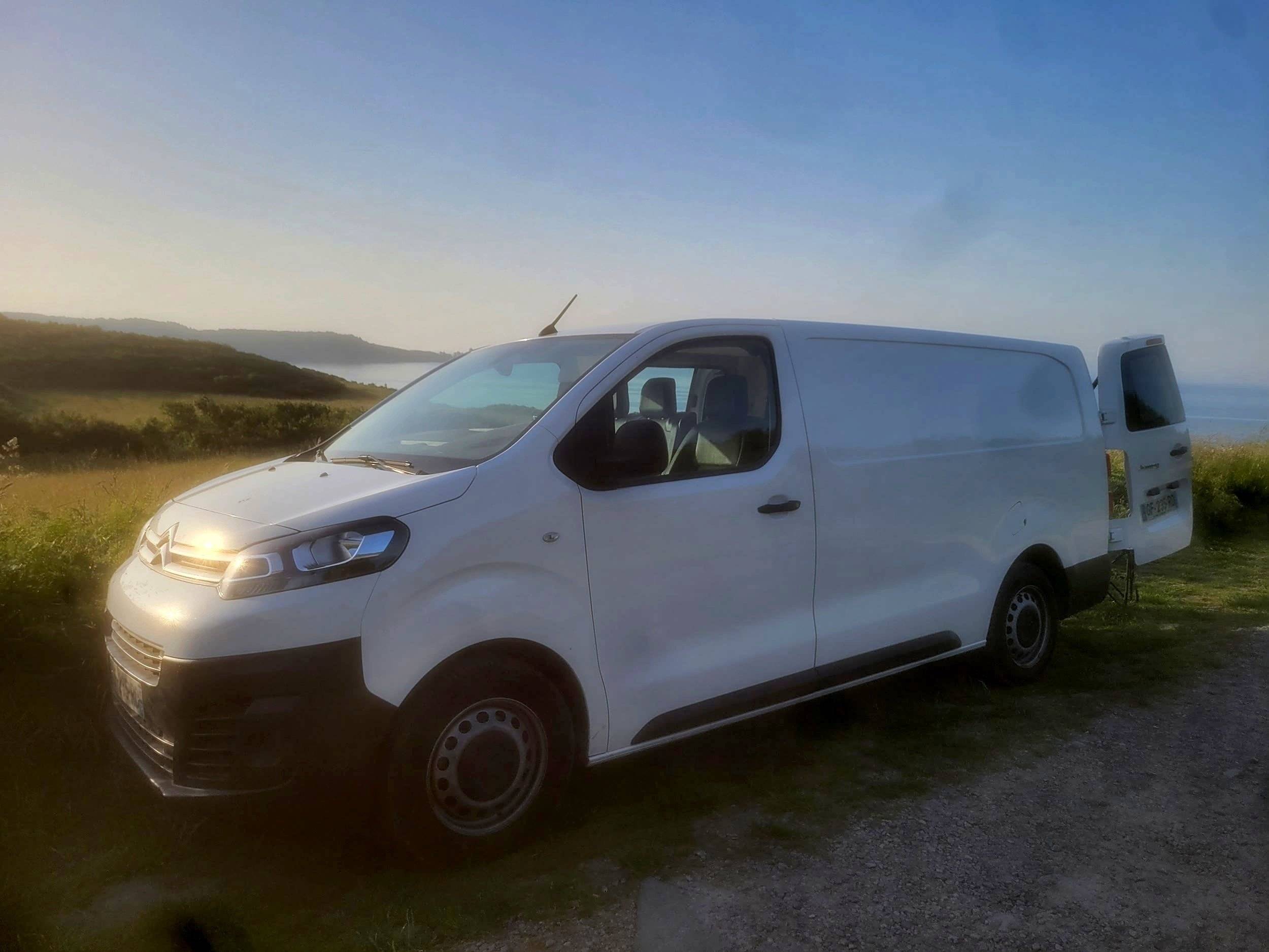 Vista del vehículo ángulo delantero Citroën Jumpy 2,0l 145ch - Yescapa