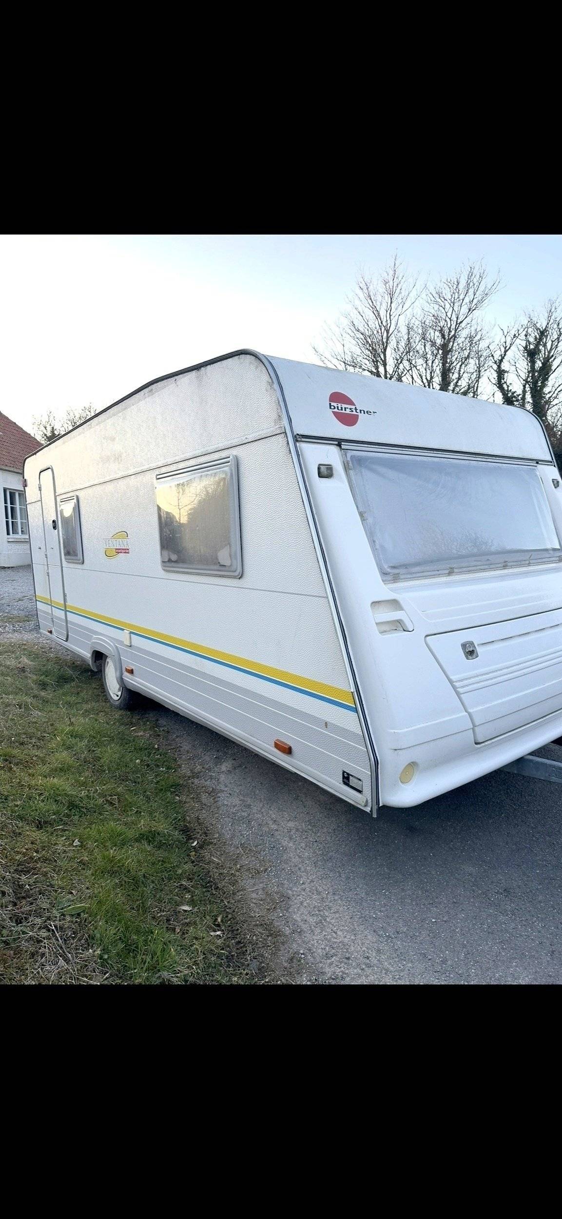 Vue avant de 3/4 Volkswagen T5 court 2,5l TDI 130cv - Yescapa