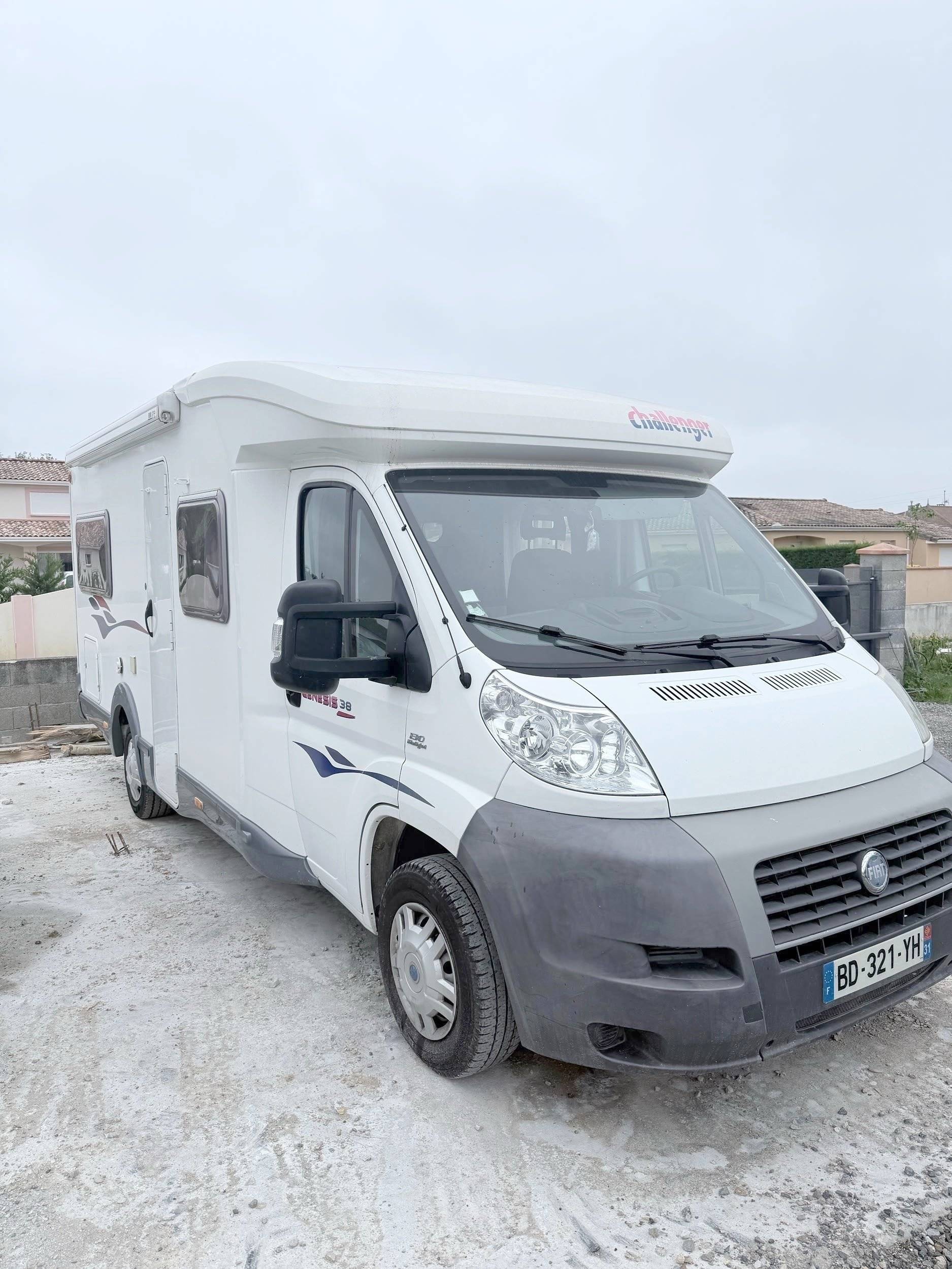 Vista del vehículo ángulo delantero Fiat Ducato 120 Multijet - Yescapa