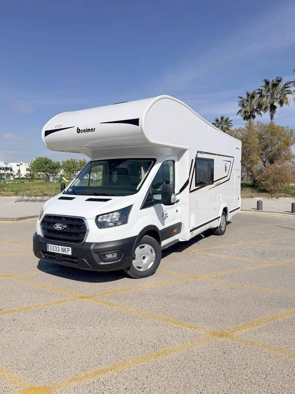 Vista del vehicle angle davanter Ford Ford - Yescapa