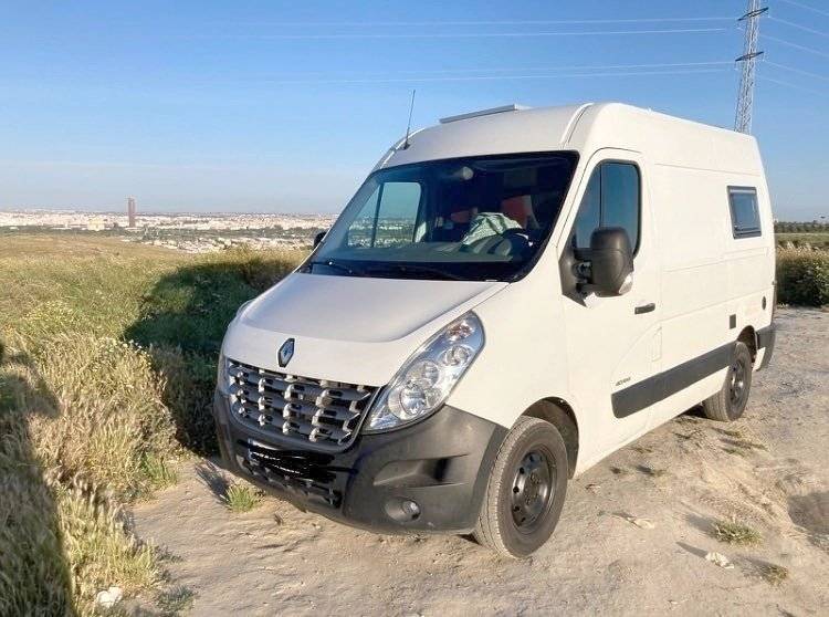 Vista frontale a ¾ Renault Master 2,3 l 125 ch - Yescapa
