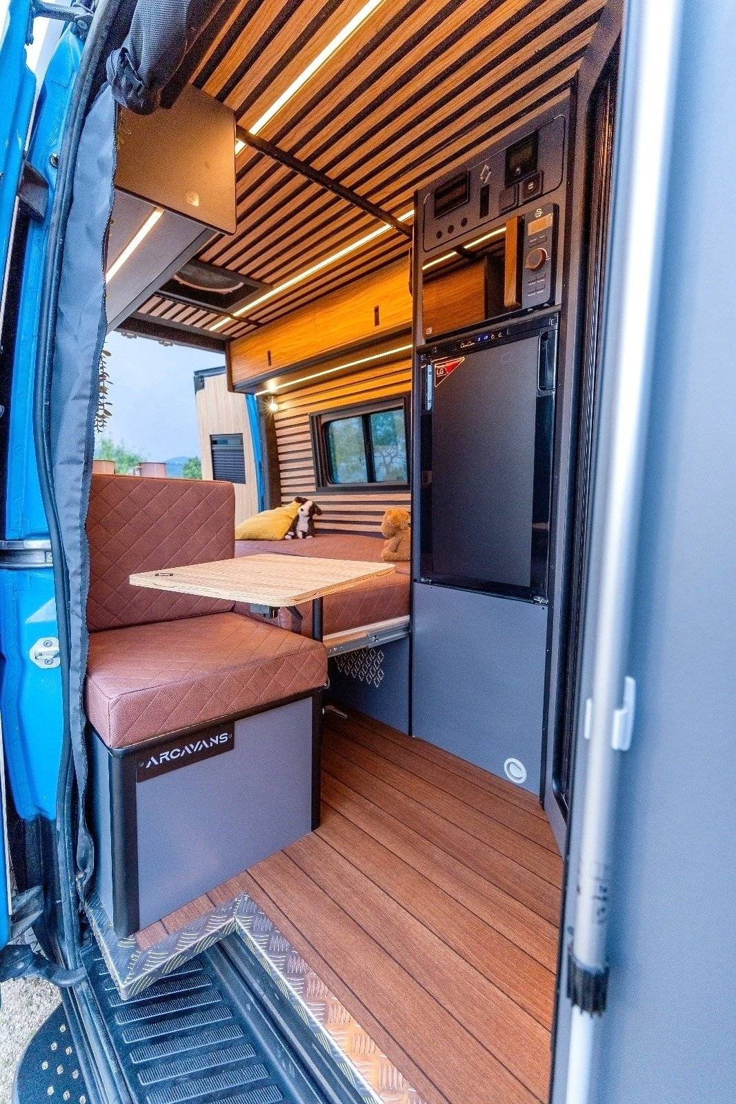 Dining Area Mercedes Mercedes Benz Sprinter 4x4 316 CDI - Yescapa