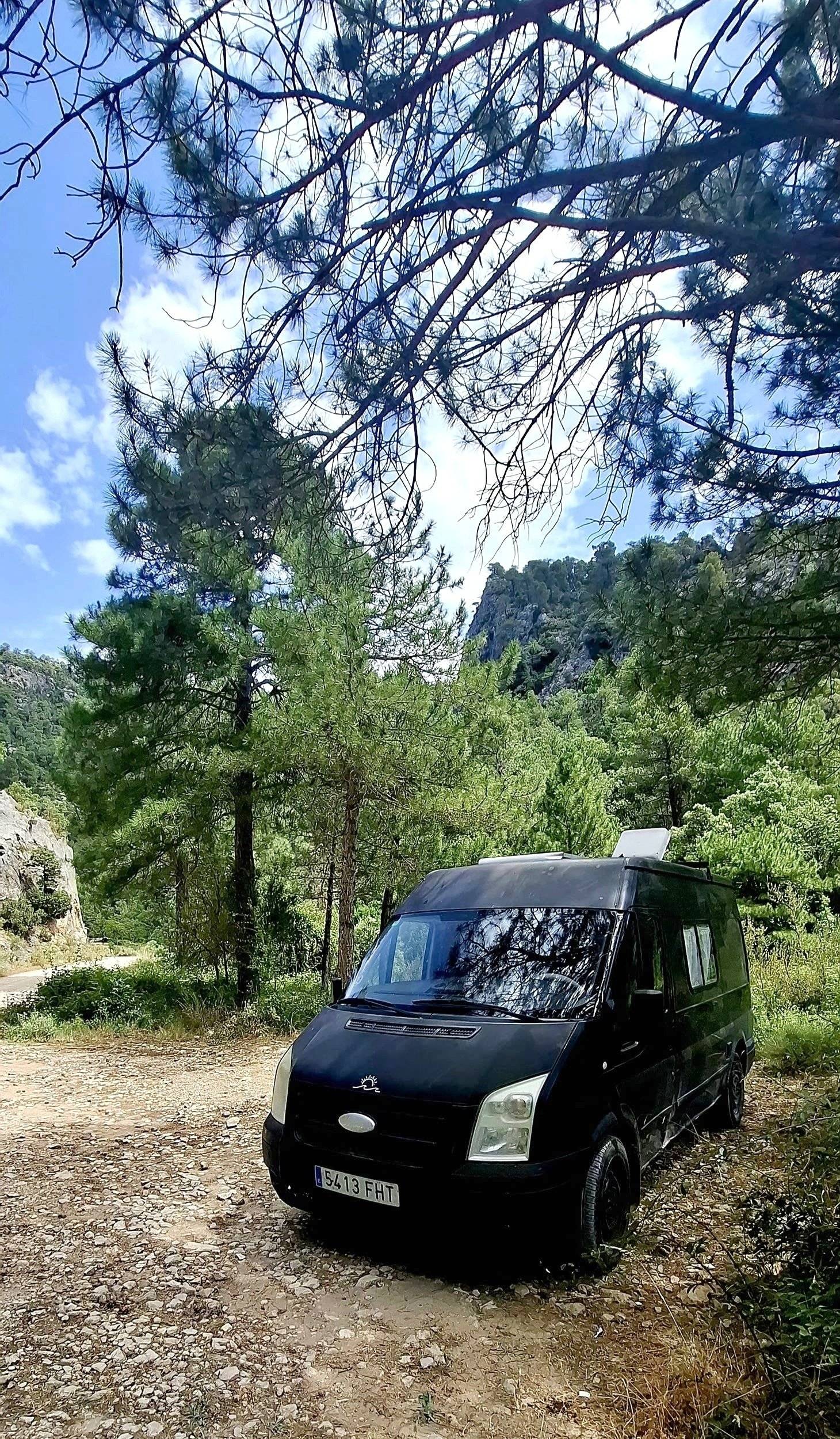 schräge Vorderansicht Ford Transit 2,5 l TDCi 140 ch. - Yescapa