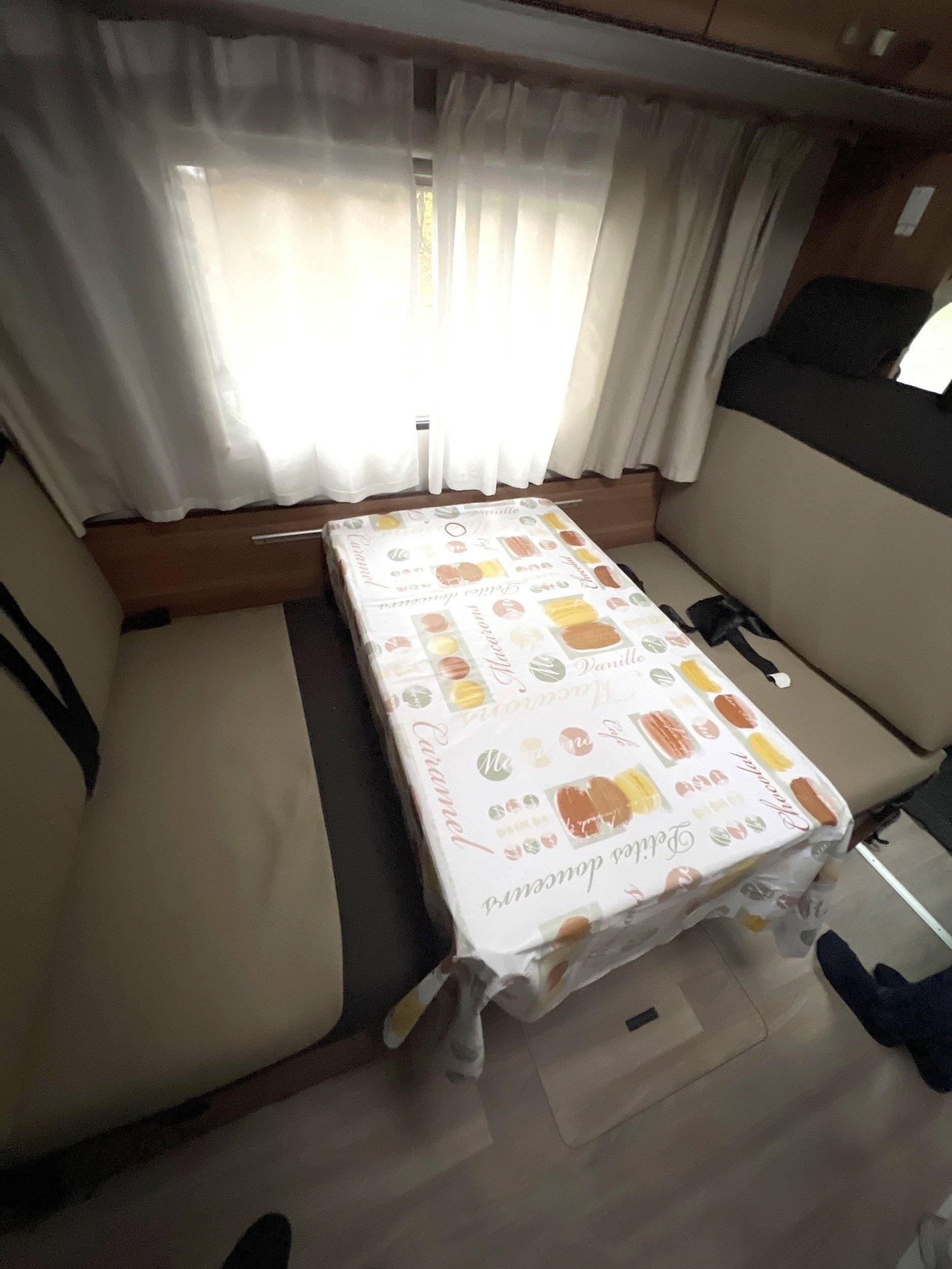 Área de jantar Peugeot PEUGEOT Boxer 163 - Yescapa