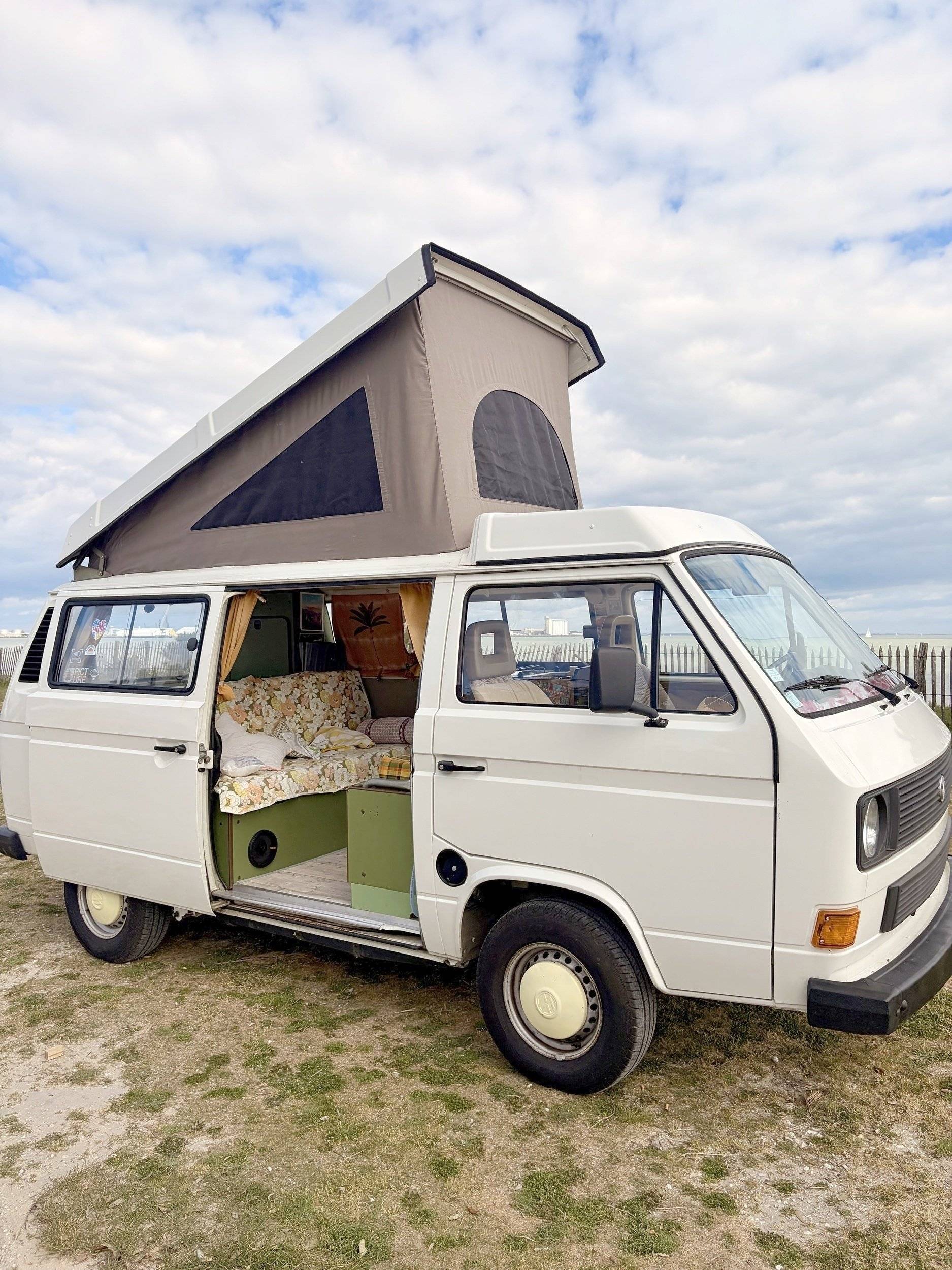 Vue avant de 3/4 Volkswagen T3 Westfalia - Yescapa