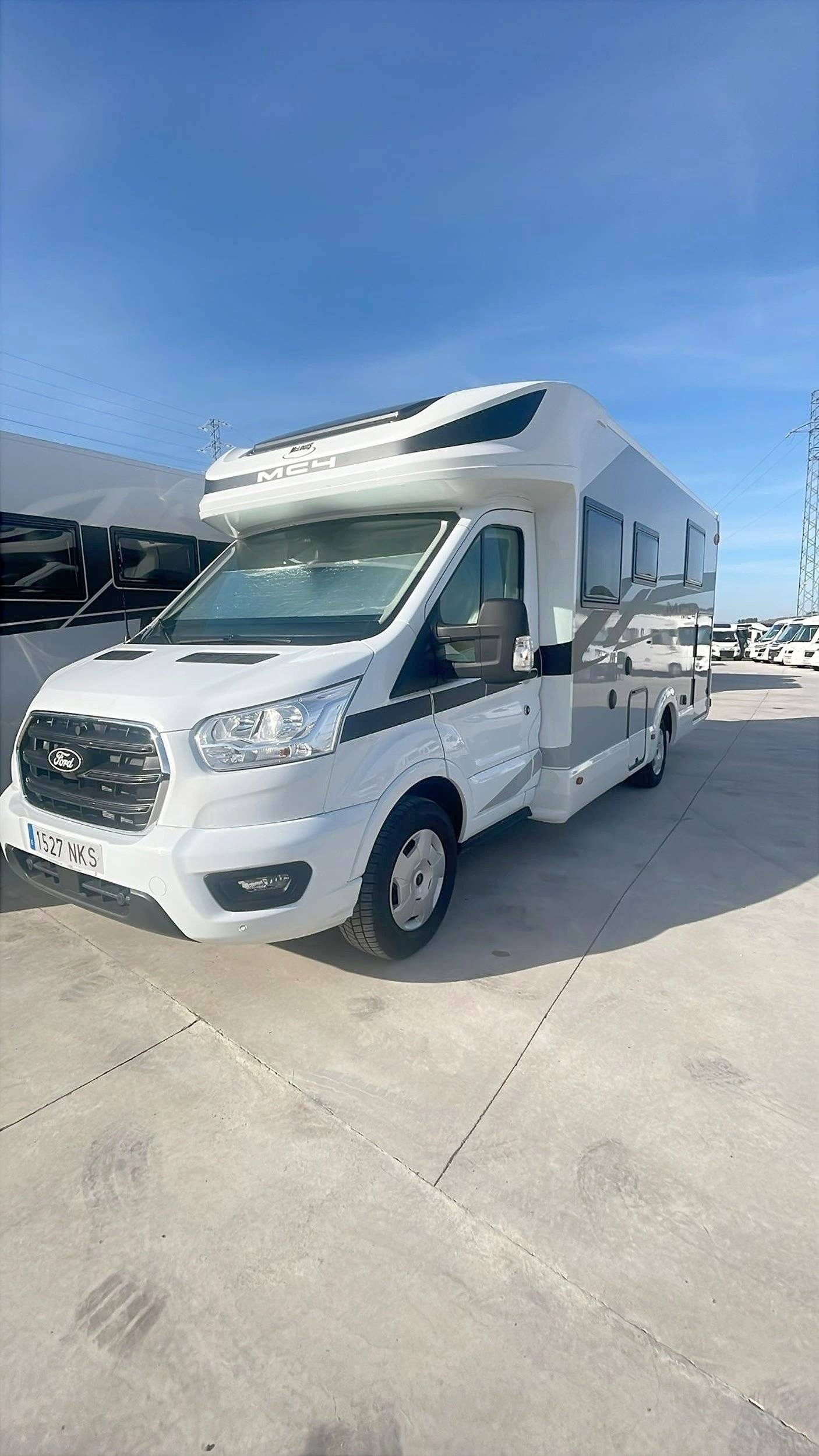 Front view from 3/4 Ford Transit 2,0 l 170 ch - Yescapa