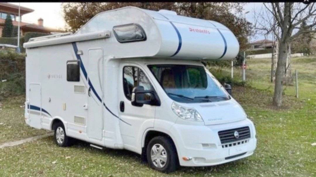 Vista frontale a ¾ Fiat Ducato 2,2 l Multijet 130 ch. - Yescapa