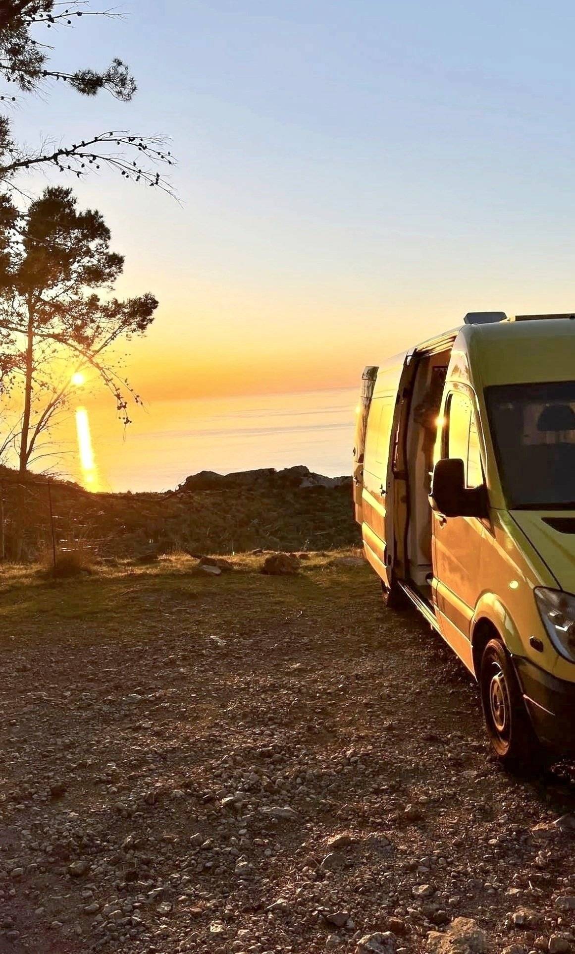 Front view from 3/4 Mercedes Sprinter 2,1 l 115 ch - Yescapa