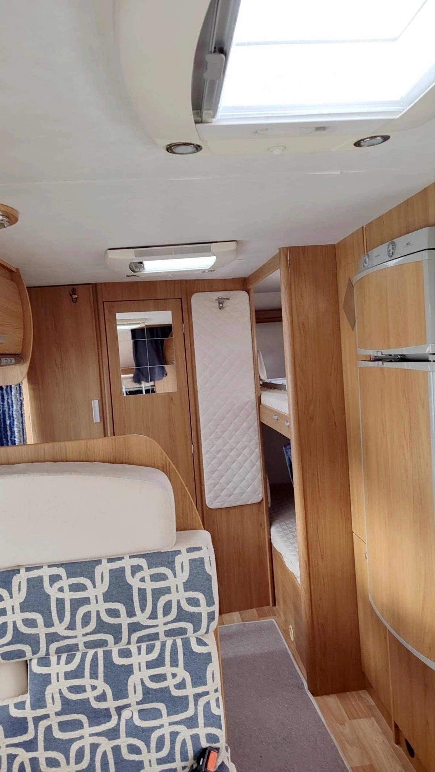 Couchages Ford Transit 2,4 l TDCi 140 ch. - Yescapa