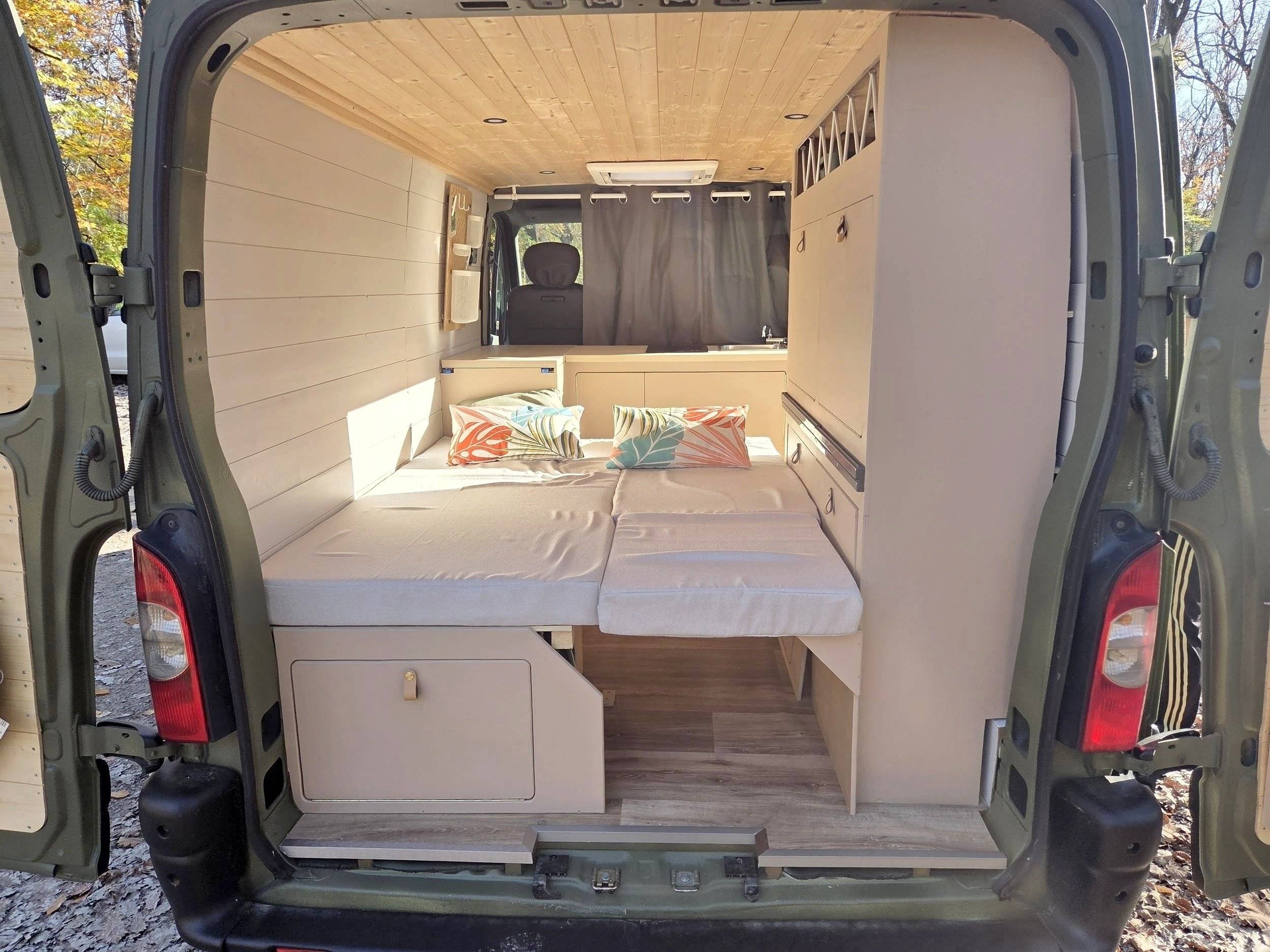 Berth Renault Master 2,5 l dCi 120 ch. - Yescapa