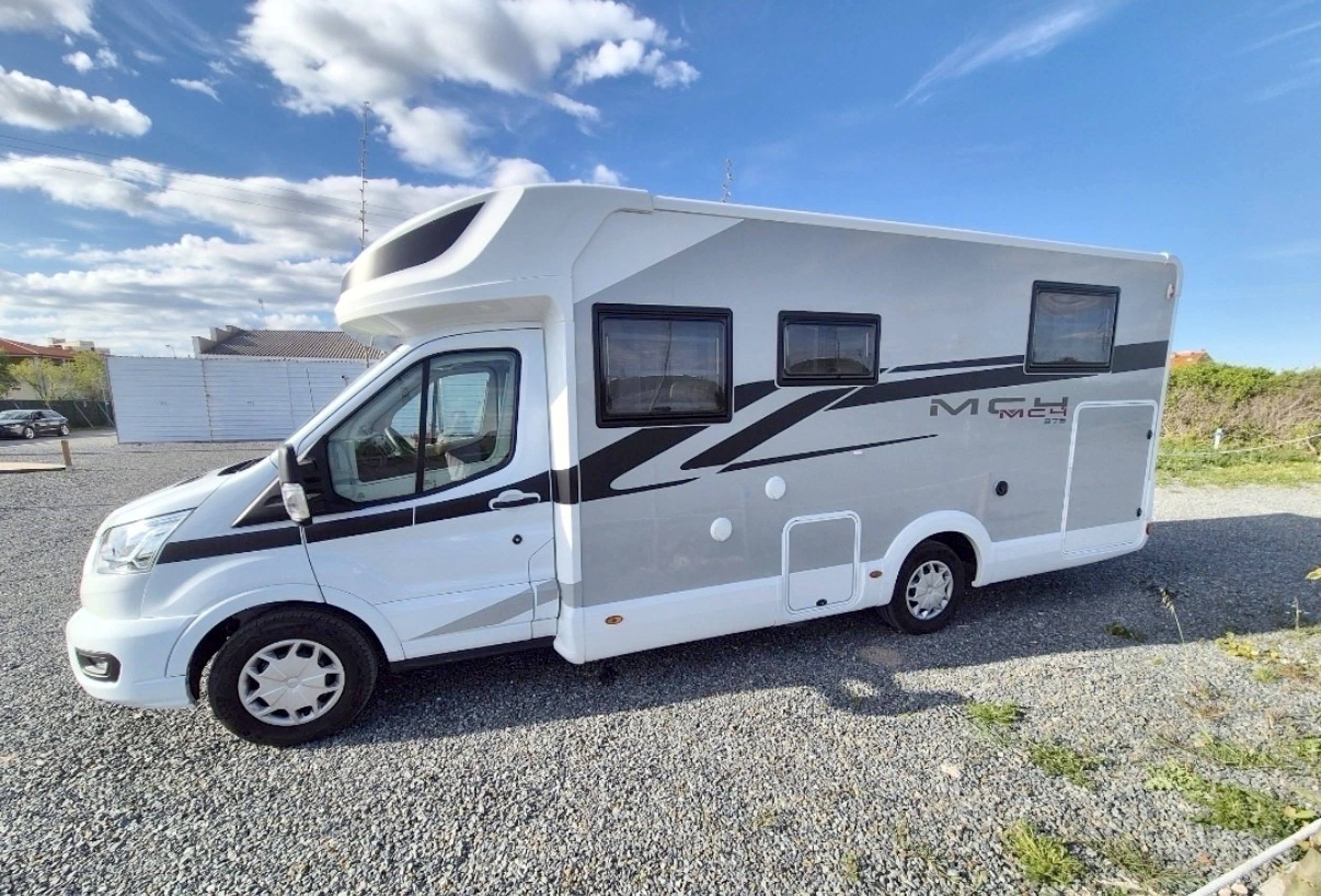 Vista del vehículo ángulo delantero Ford Transit 2,0 l 170 ch - Yescapa