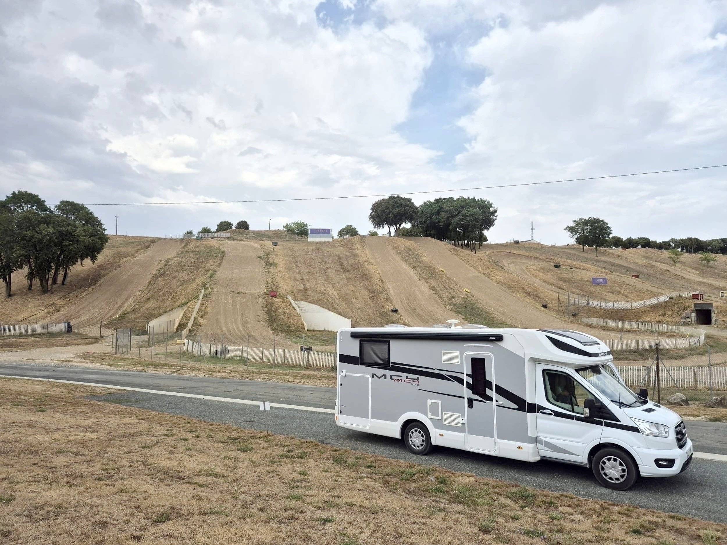Vista frontale a ¾ Ford Transit 2,0 l 170 ch - Yescapa