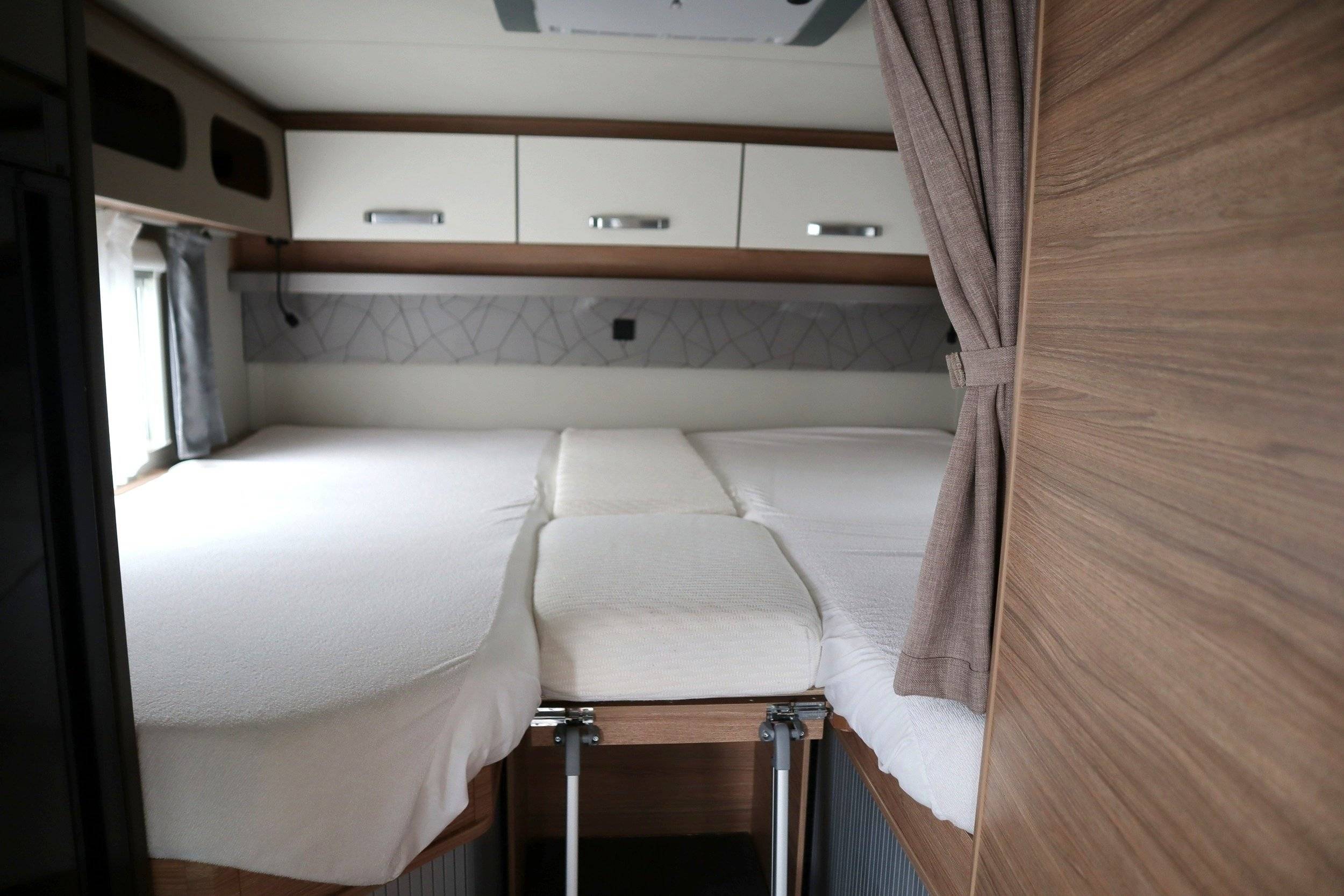 Couchages Ford Carasuite 650 MEG - Yescapa