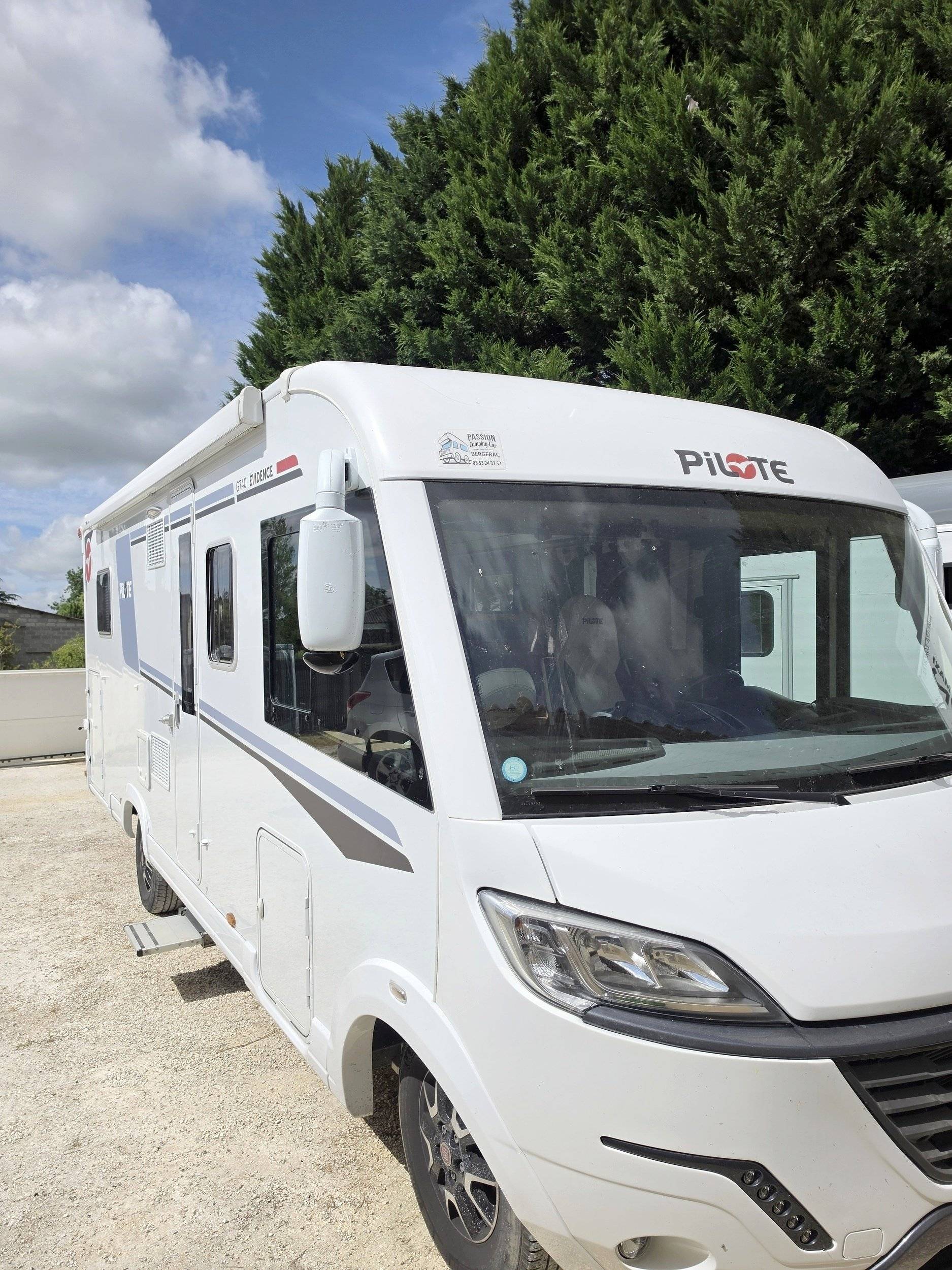 Front view from 3/4 Fiat - Yescapa