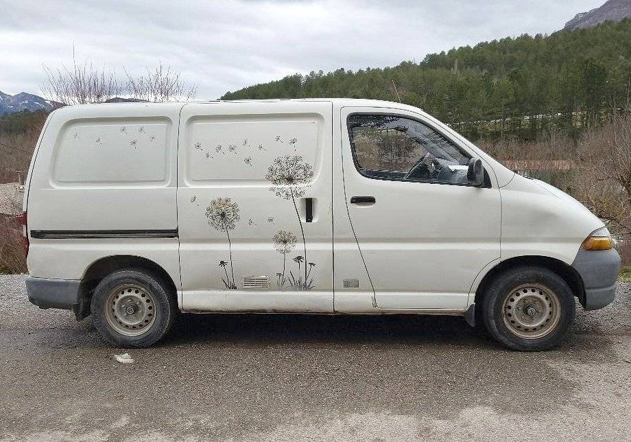 Vista del vehicle angle davanter Toyota Hiace - Yescapa