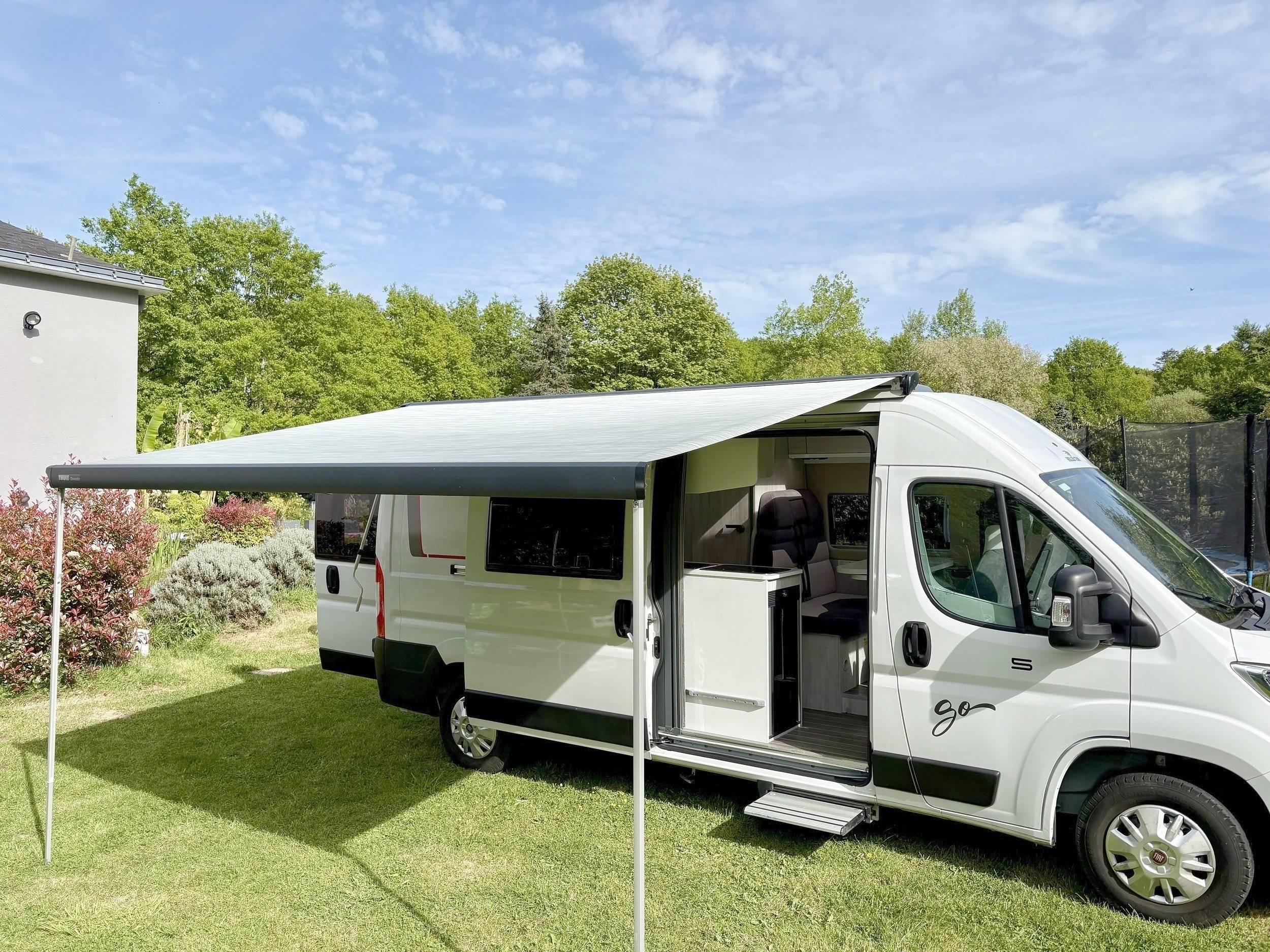 schräge Vorderansicht Fiat 2,2L JTD - Yescapa