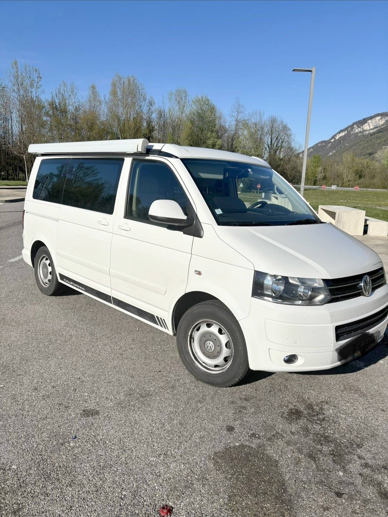 Front view from 3/4 Volkswagen - Yescapa