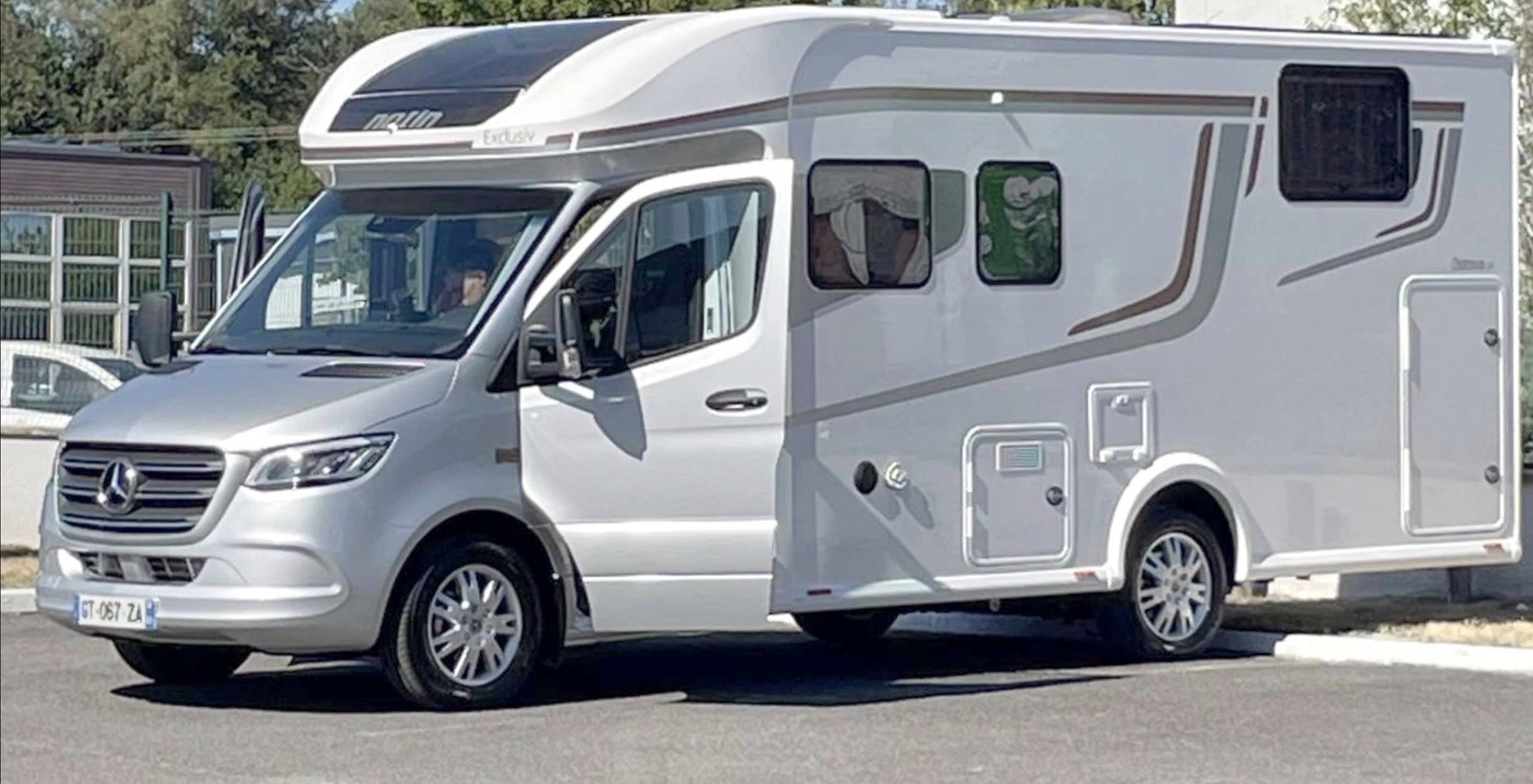 Vista frontale a ¾ Mercedes - Yescapa