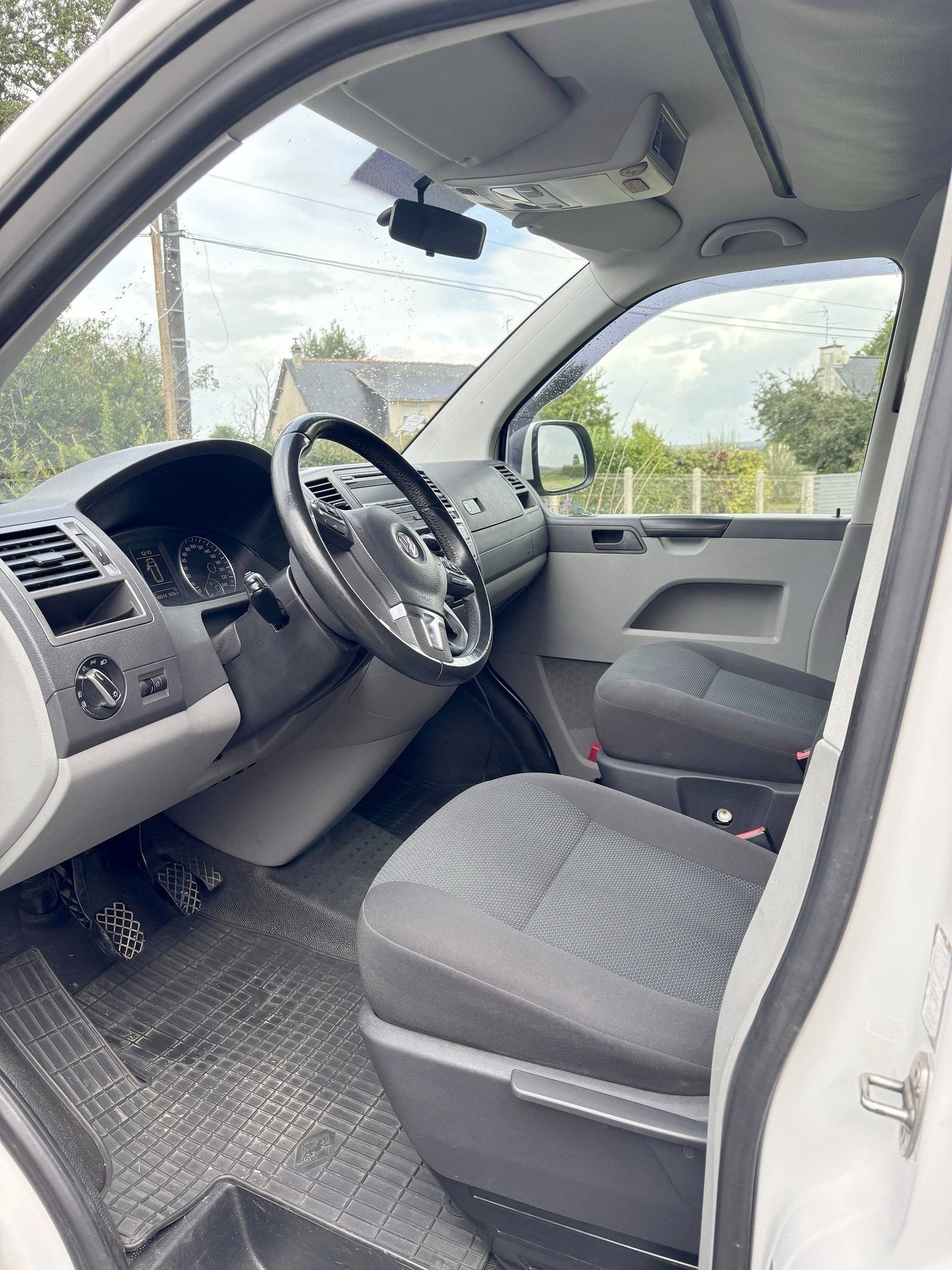 Driver's compartment Volkswagen T5 2 l 140 ch - Yescapa