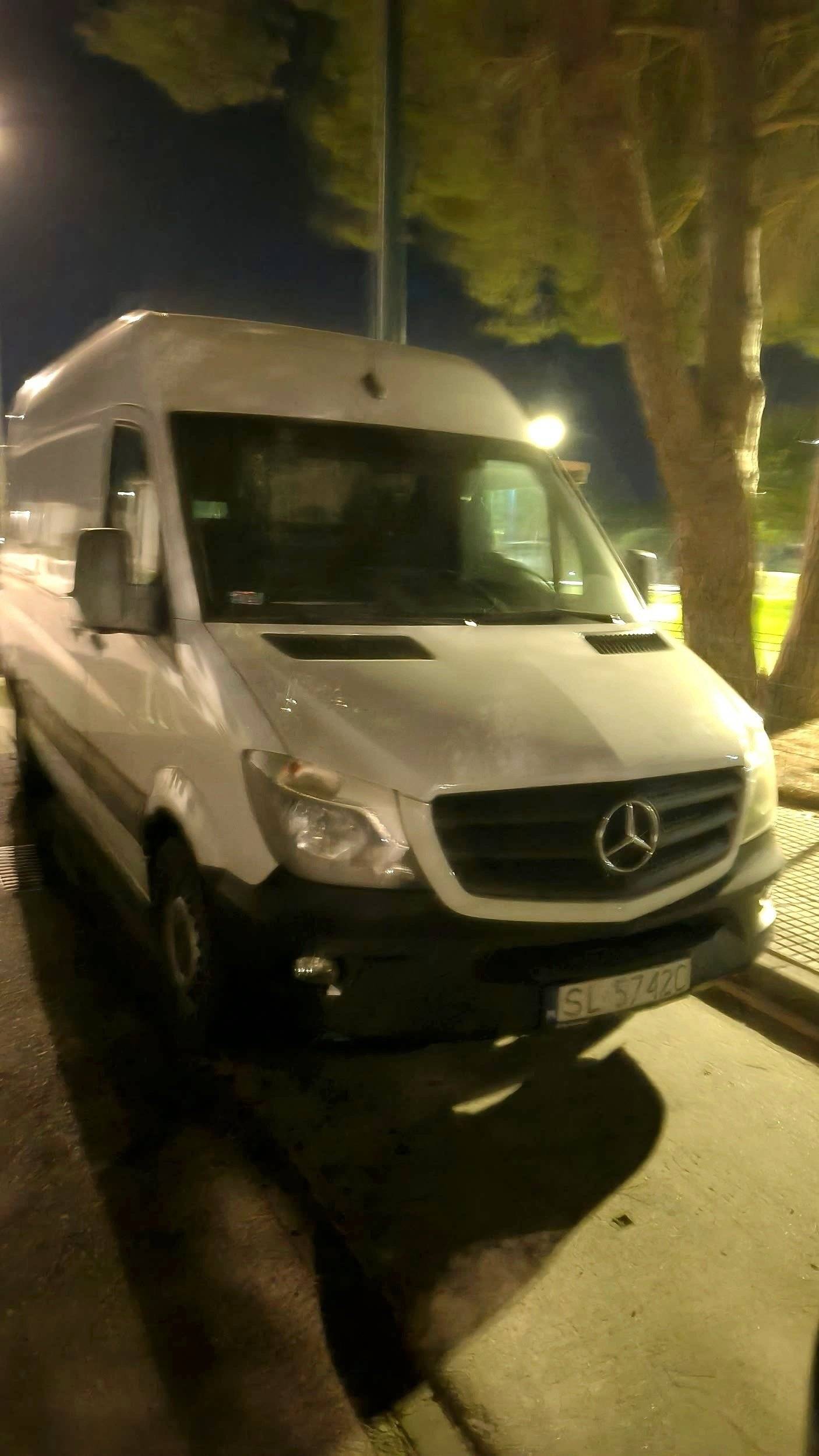 Vista del vehículo ángulo delantero Mercedes Sprinter 2,15 l 163 ch - Yescapa