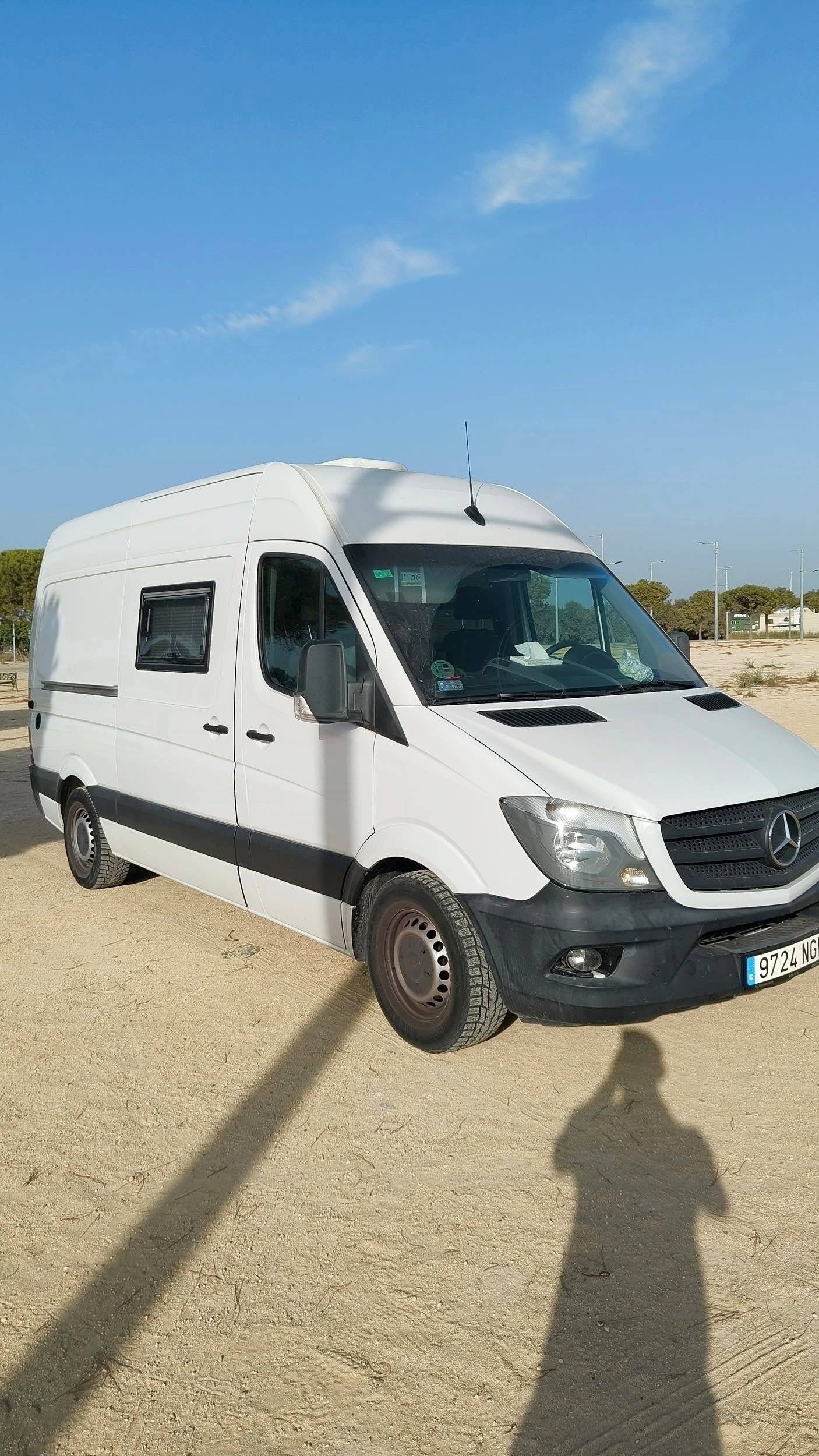 Vue avant de 3/4 Mercedes Sprinter 2,15 l 163 ch - Yescapa