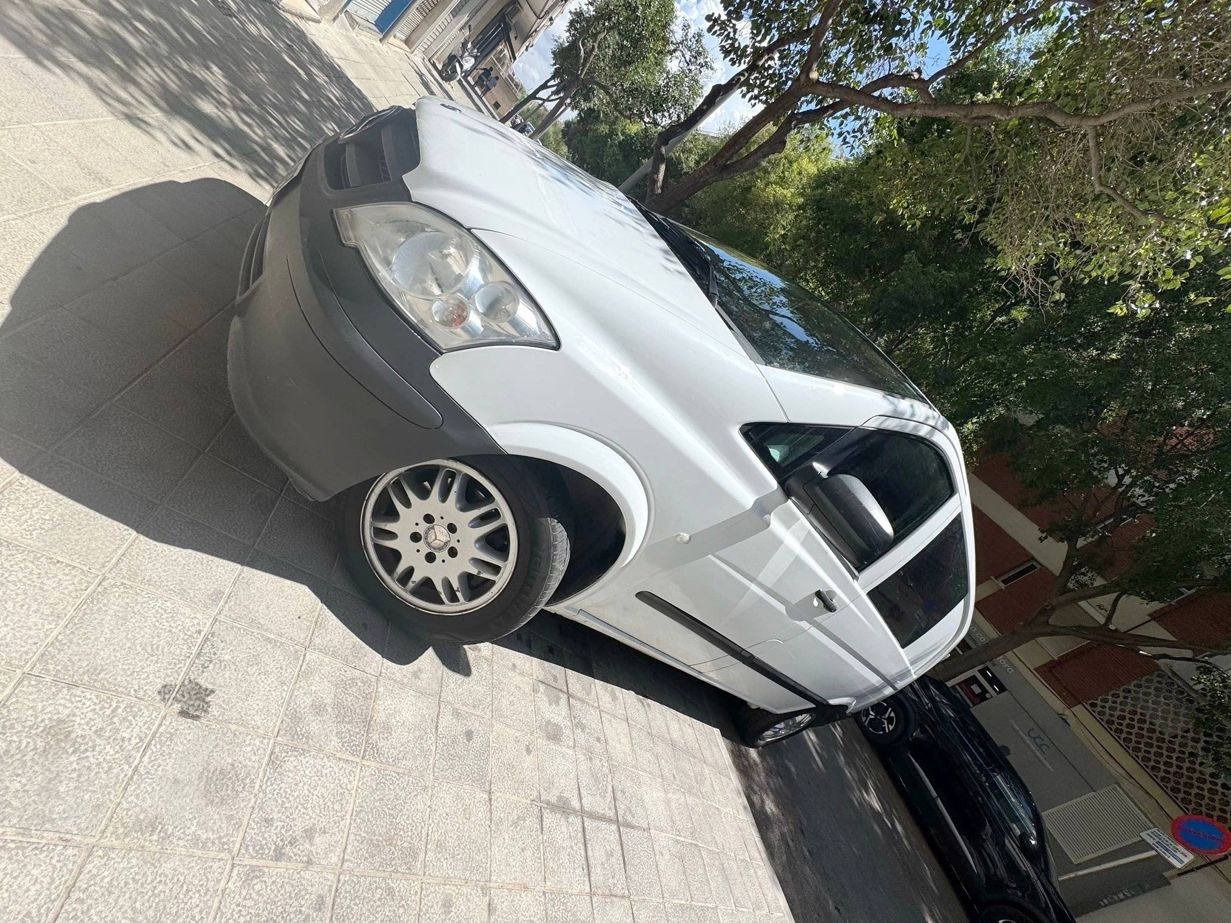 Vue avant de 3/4 Mercedes Vito 2,2 l 102 ch - Yescapa