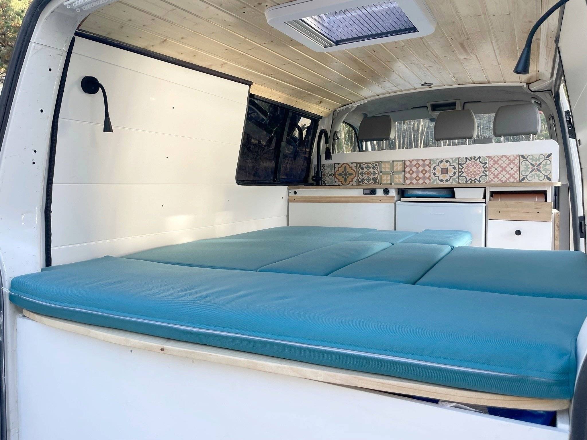 Couchages Volkswagen T5 2,0 l 102 ch - Yescapa