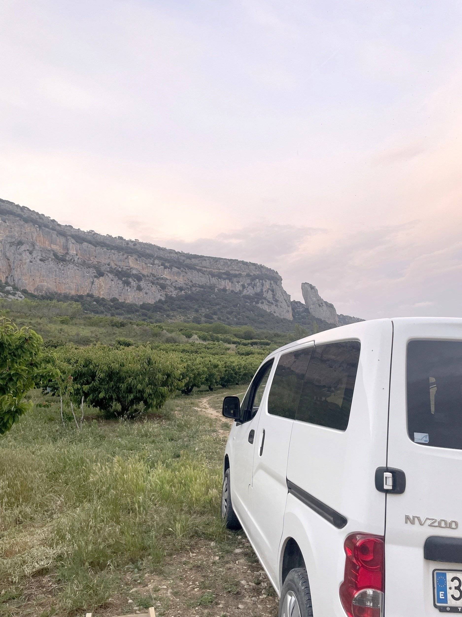 Front view from 3/4 Nissan NV200 - Yescapa