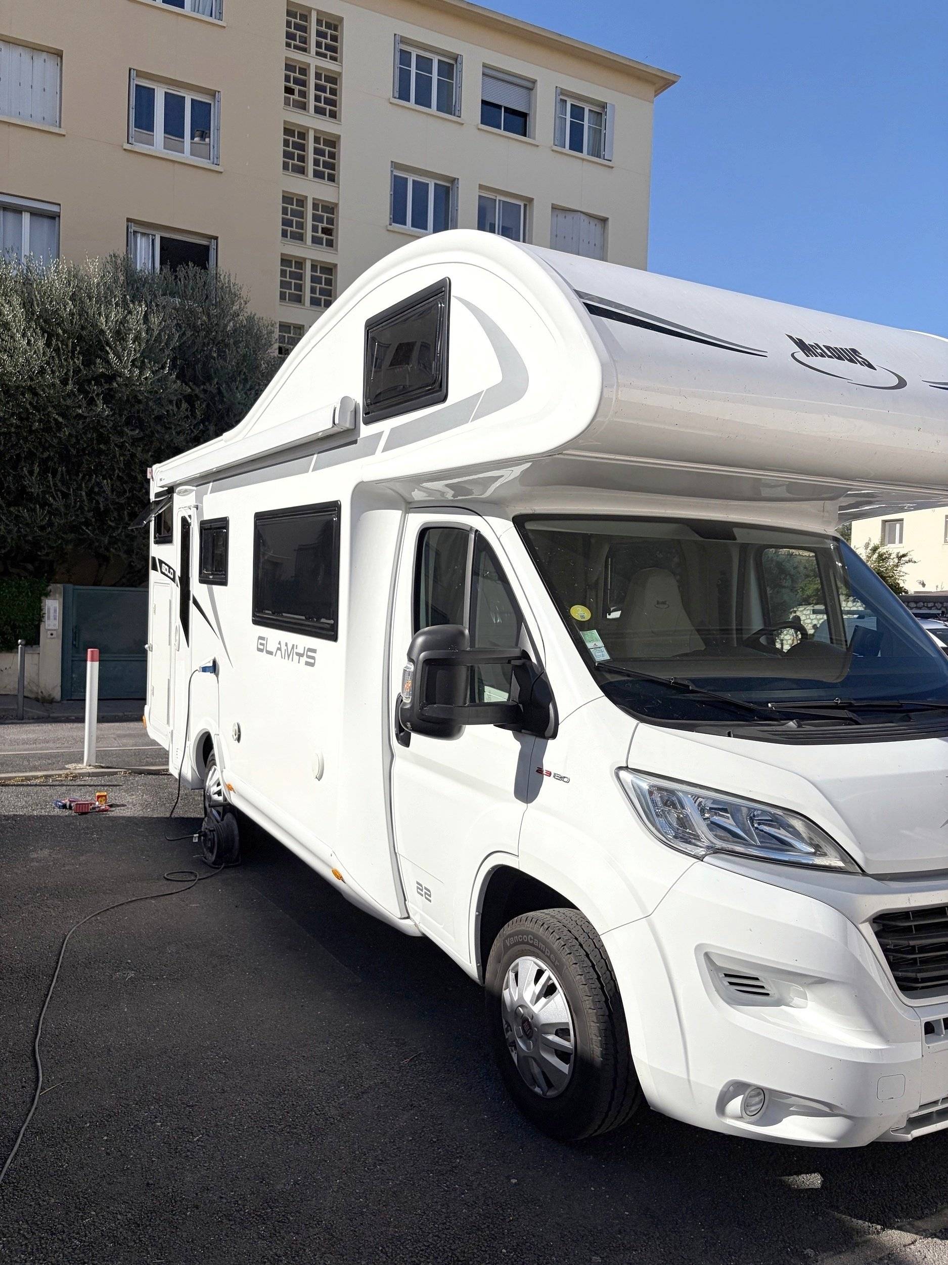 Front view from 3/4 Fiat Ducato 2,2 l Multijet 130 ch. - Yescapa