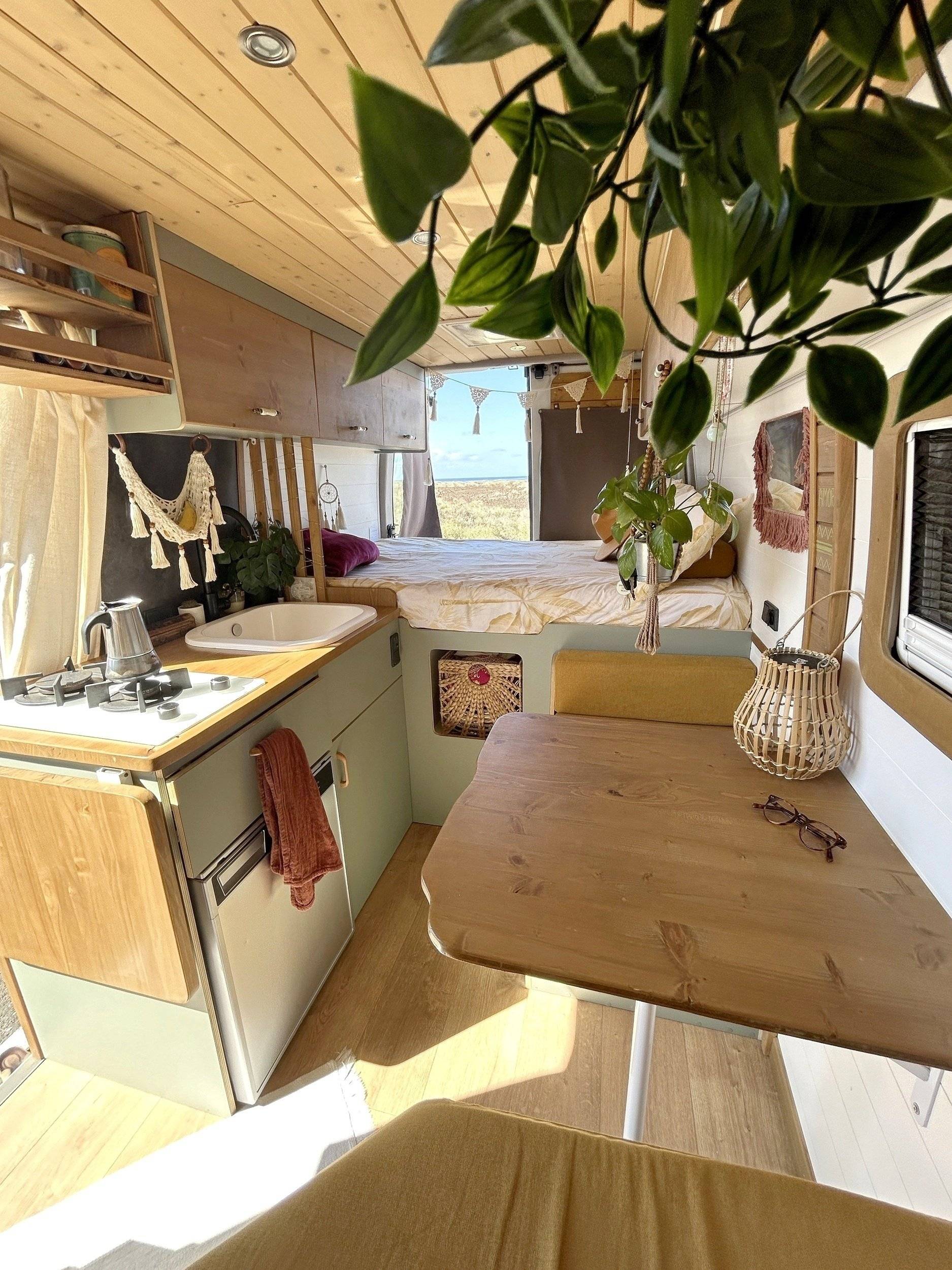 Front view from 3/4 Renault Renault master - Yescapa