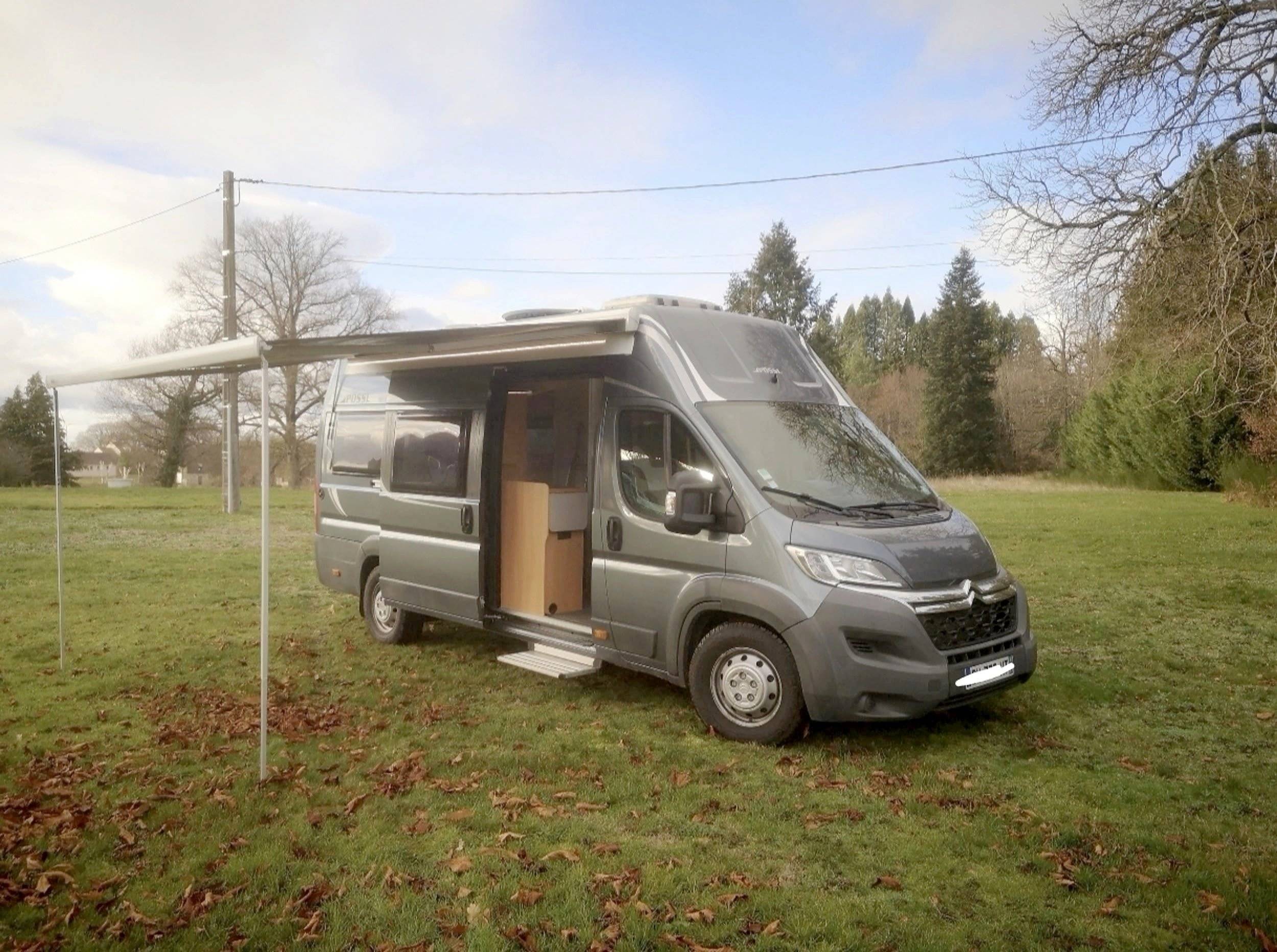 schräge Vorderansicht Citroën Jumper 2,2 l 150 ch - Yescapa