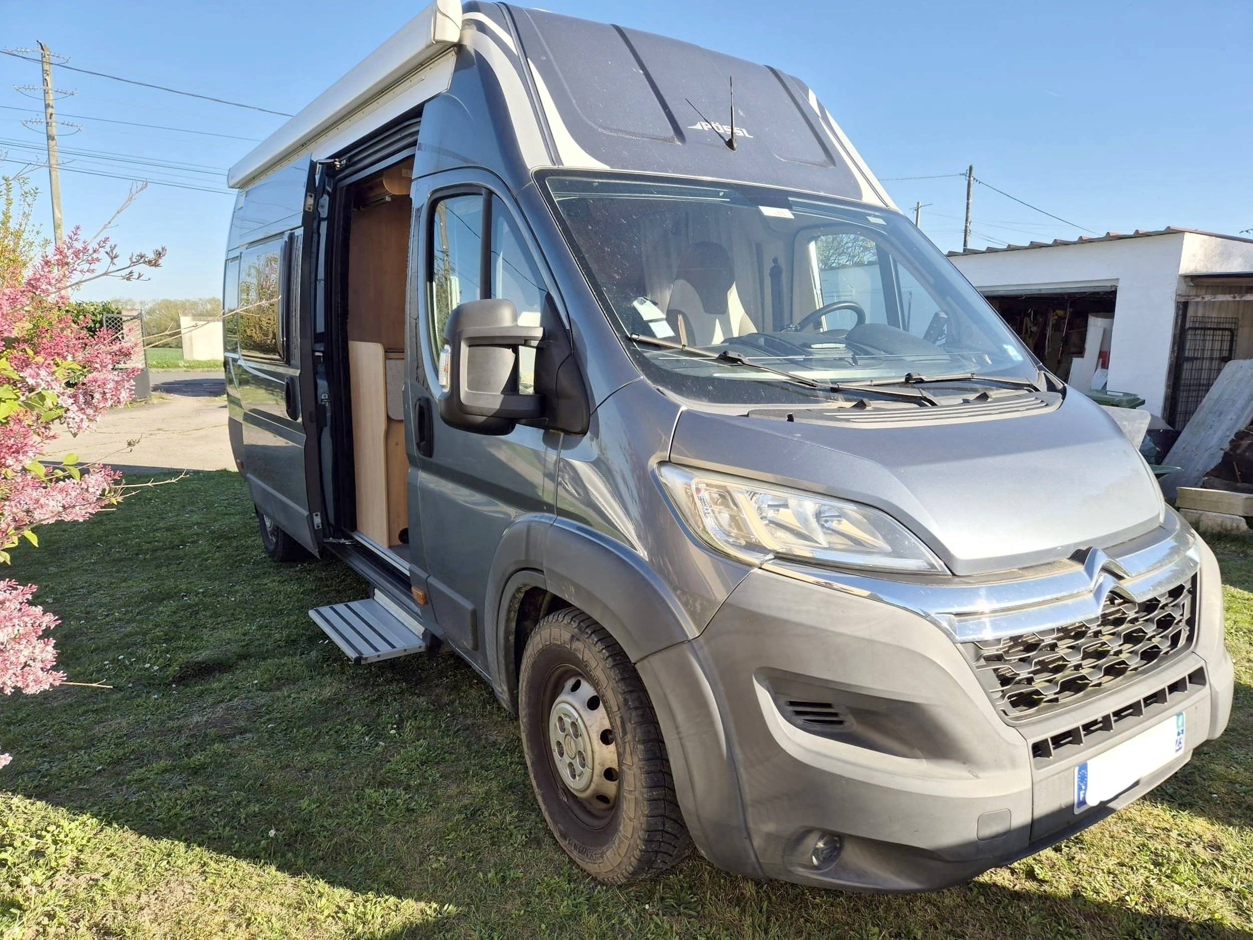 Front view from 3/4 Citroën Jumper 2,2 l 150 ch - Yescapa