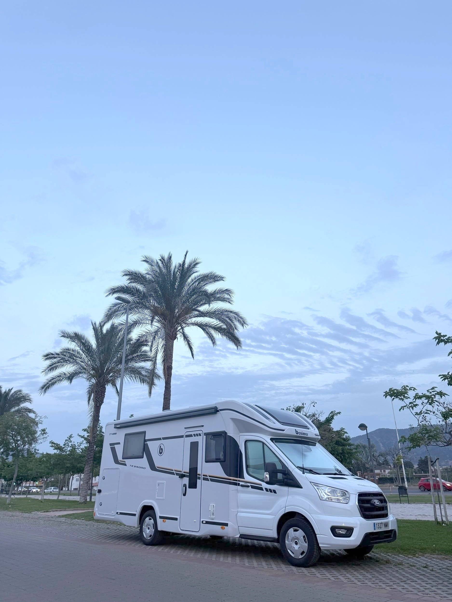 Vista del vehicle angle davanter Ford Ford Transit 165 CV - Yescapa