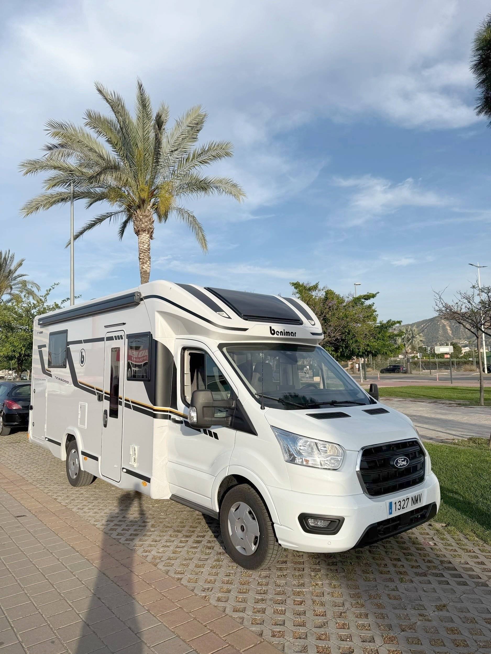schräge Vorderansicht Ford Ford Transit 165 CV - Yescapa