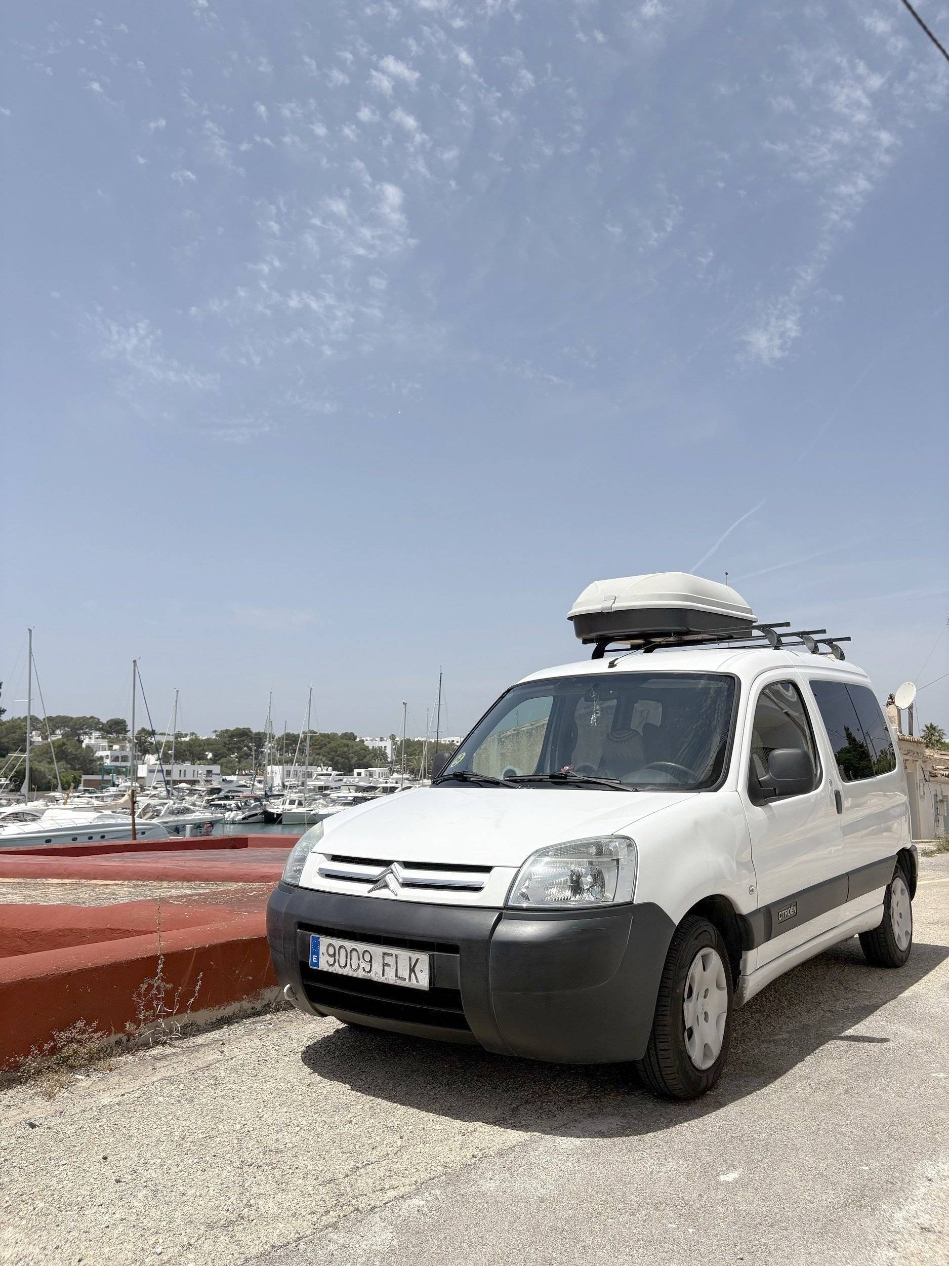 Vue avant de 3/4 Citroën Berlingo - Yescapa