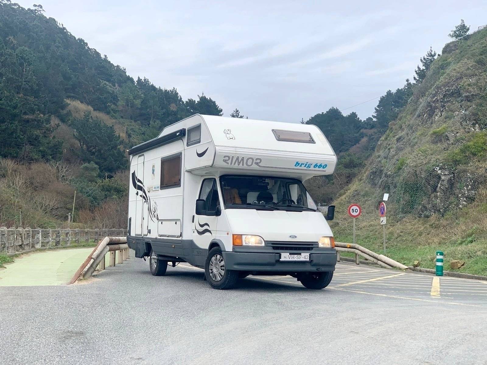 Front view from 3/4 Ford Transit 2,5 l 76 ch - Yescapa