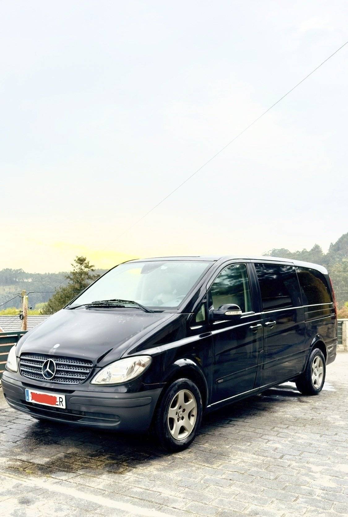 Vue avant de 3/4 Mercedes Viano - Yescapa