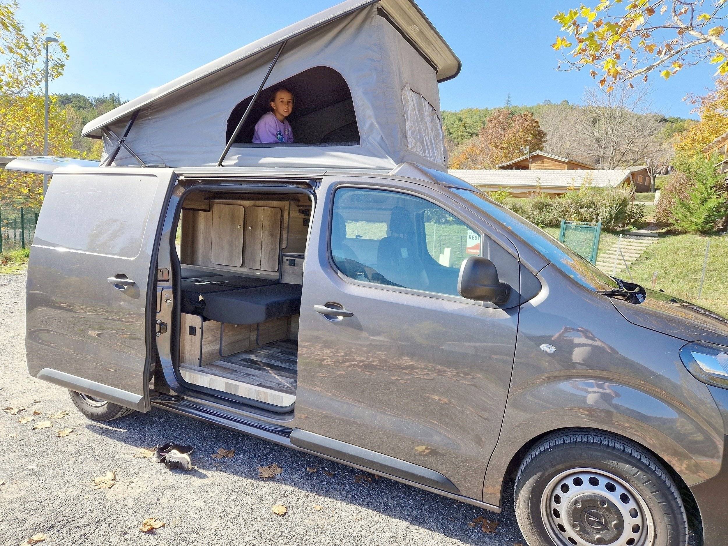 Front view from 3/4 Opel Vivaro - Yescapa